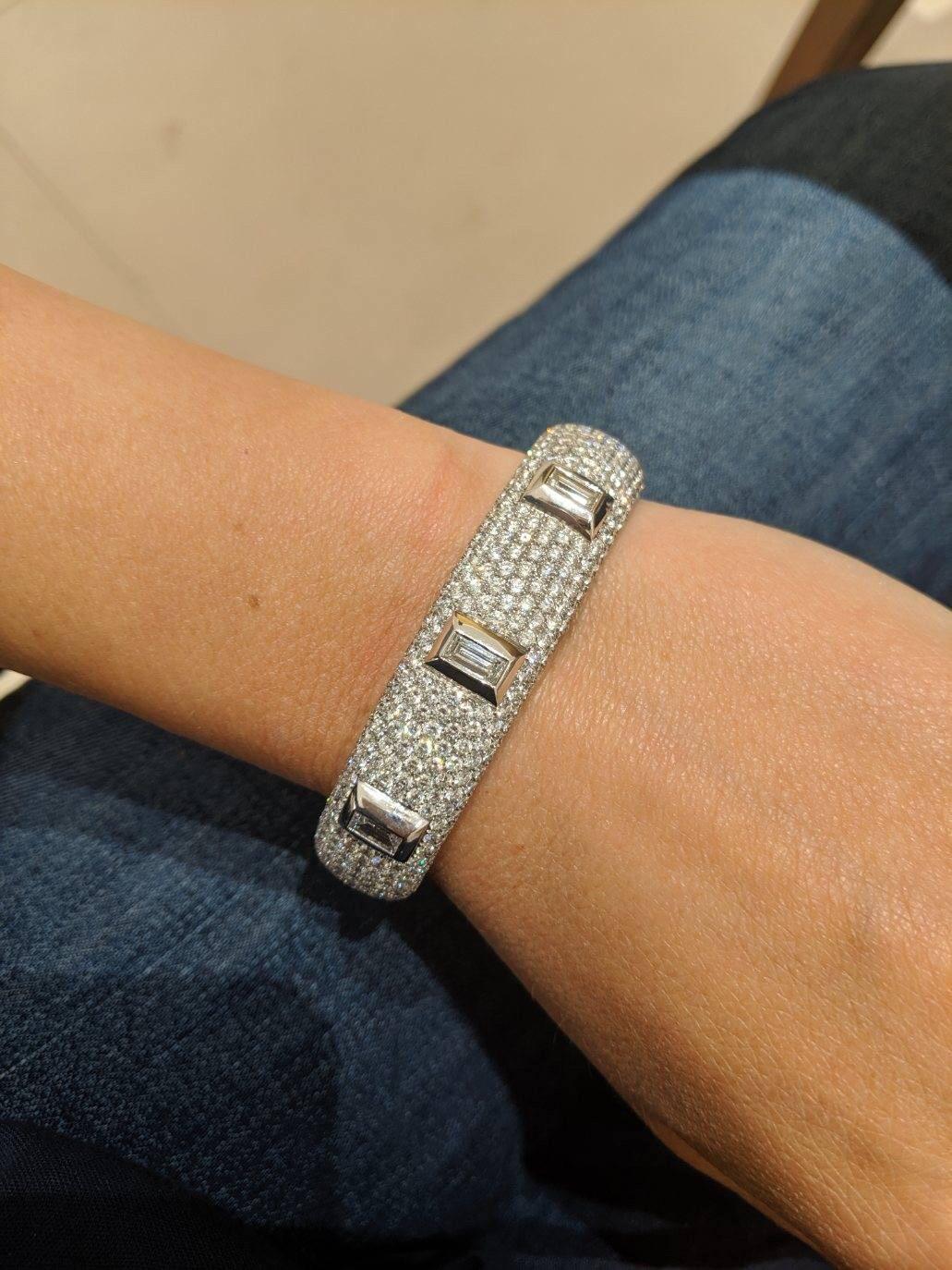 Women's or Men's G. Verdi for Cellini 18 Karat Gold and 10.13 Carat Diamond Pave Bangle For Sale