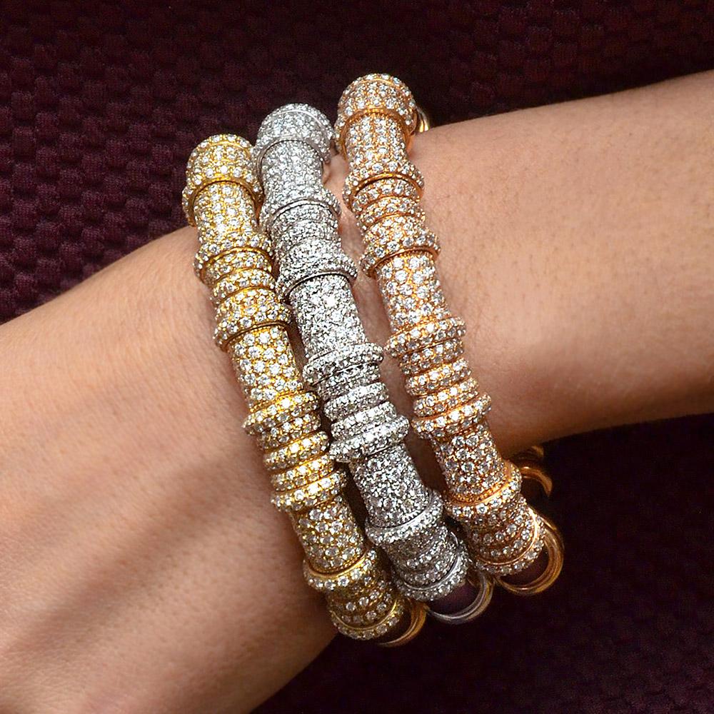 Realizzato in esclusiva per Cellini dall'azienda italiana G. Verdi. Questo elegante bracciale è dotato di 3 sezioni di diamanti tondi brillanti incastonati. Le 3 sezioni si alternano con 5  rondelle di diamanti per un totale di 20 rondelle, tutte