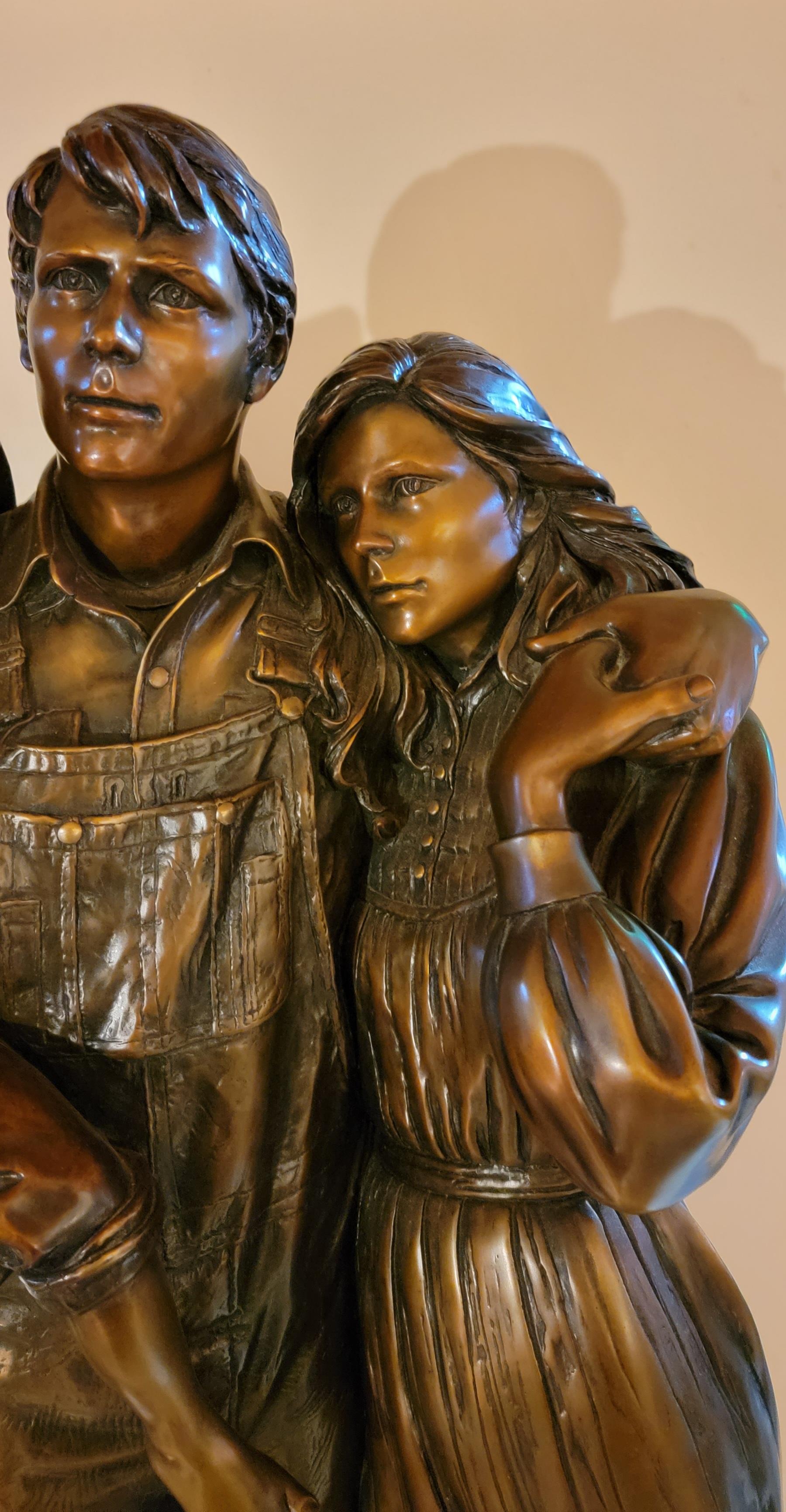 Figure en bronze massif d'une famille intitulée 
