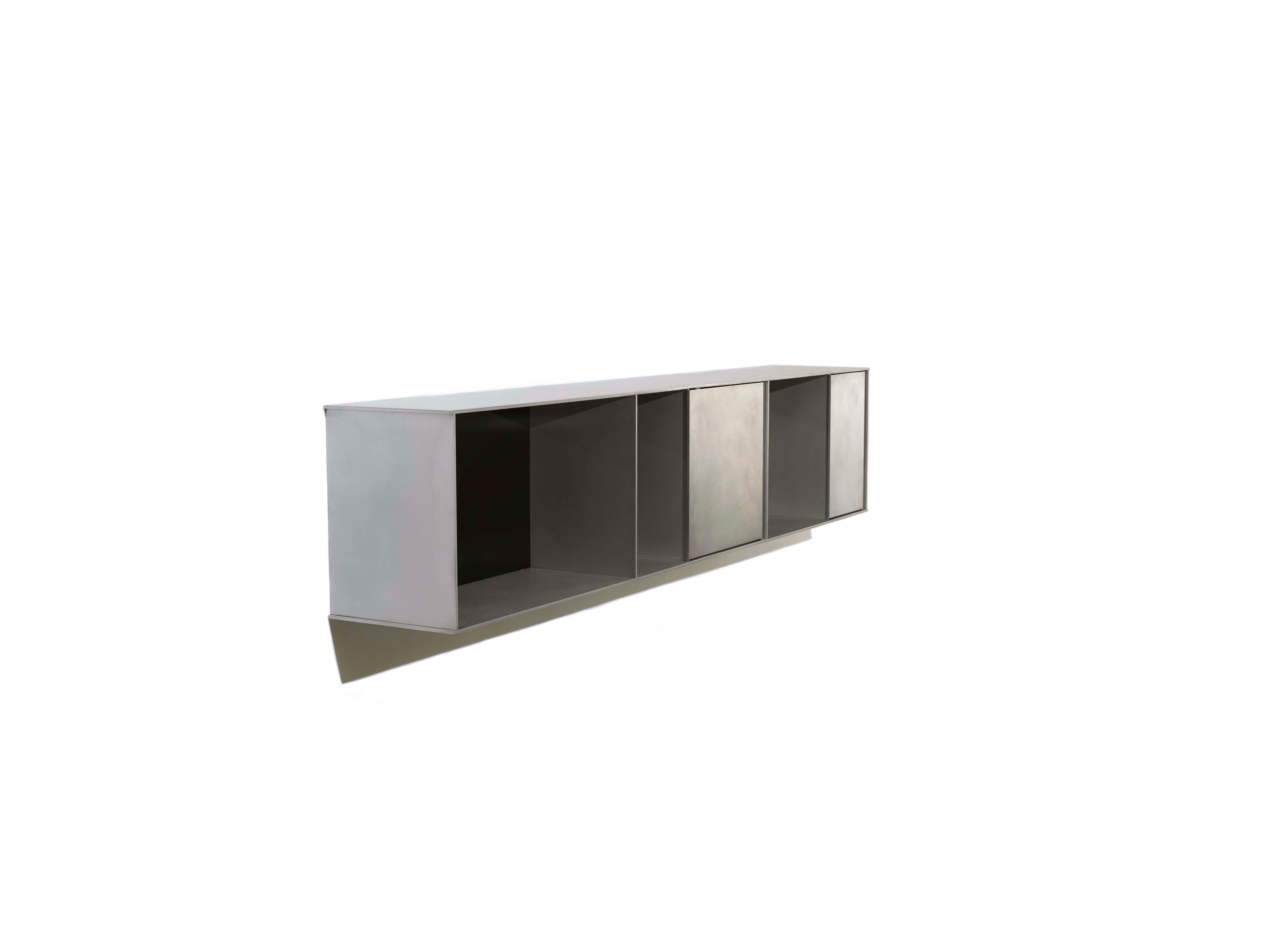G-Wandregal mit Türen aus gewachstem Aluminiumblech von Jonathan Nesci (Minimalistisch) im Angebot