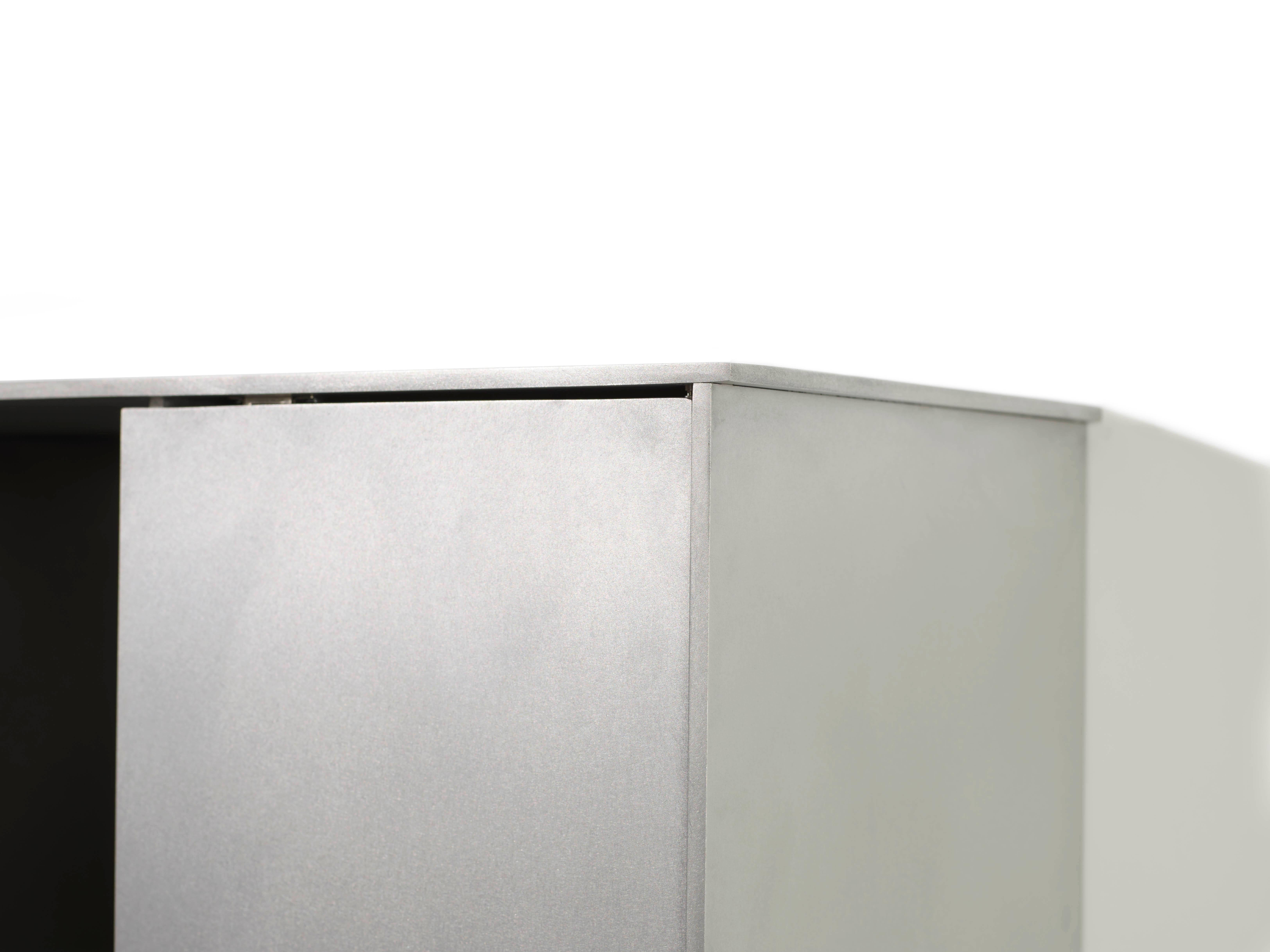 G-Wandregal mit Türen aus gewachstem Aluminiumblech von Jonathan Nesci im Zustand „Neu“ im Angebot in Columbus, IN
