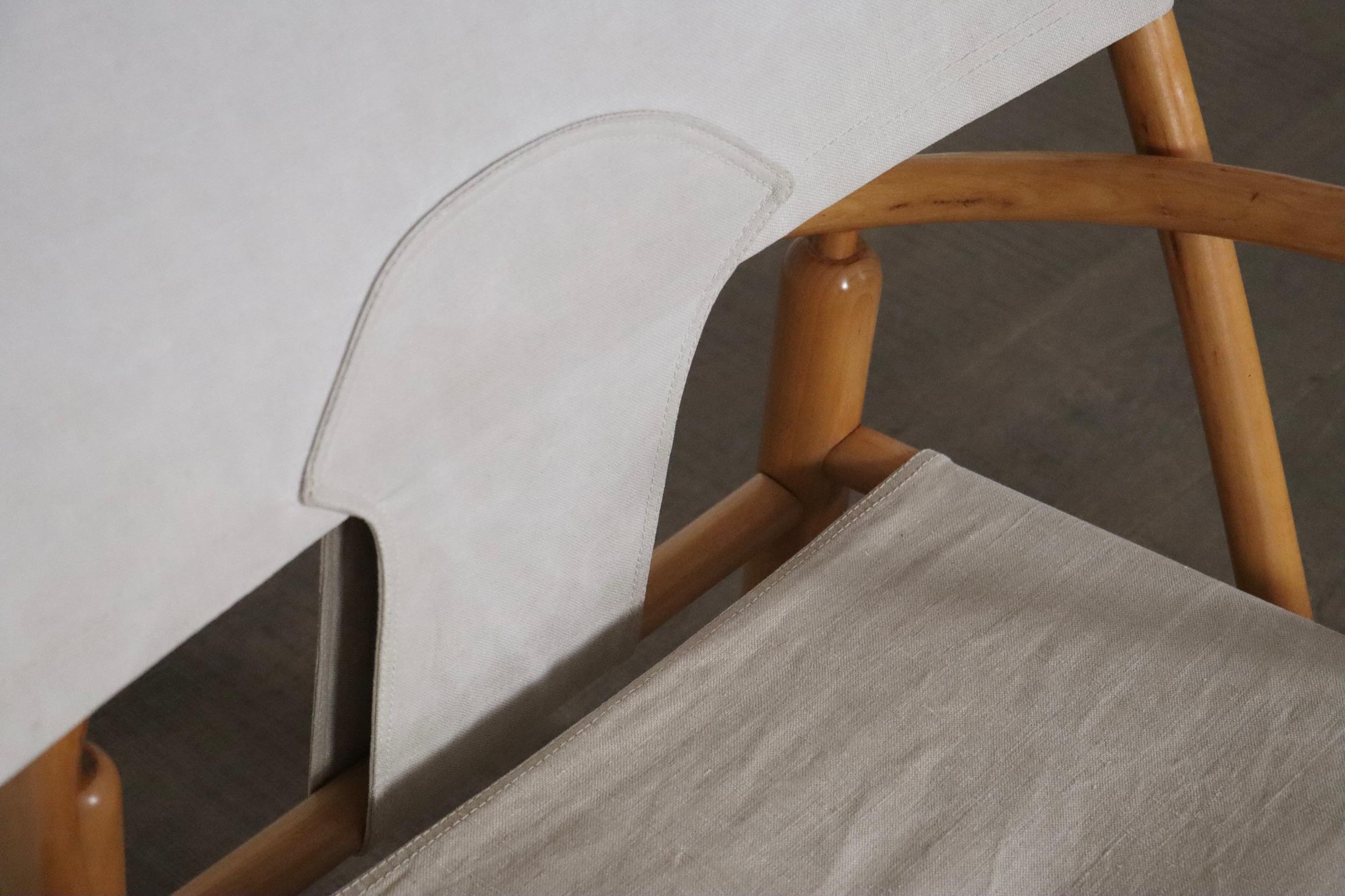 Incredibile poltrona lounge modello G23 'Hoop', disegnata da Piero Palange & Werther Toffoloni in splendida tela e struttura in legno chiaro. Questa bellissima sedia fu prodotta da Germa nel 1972 e divenne nota come sedia 