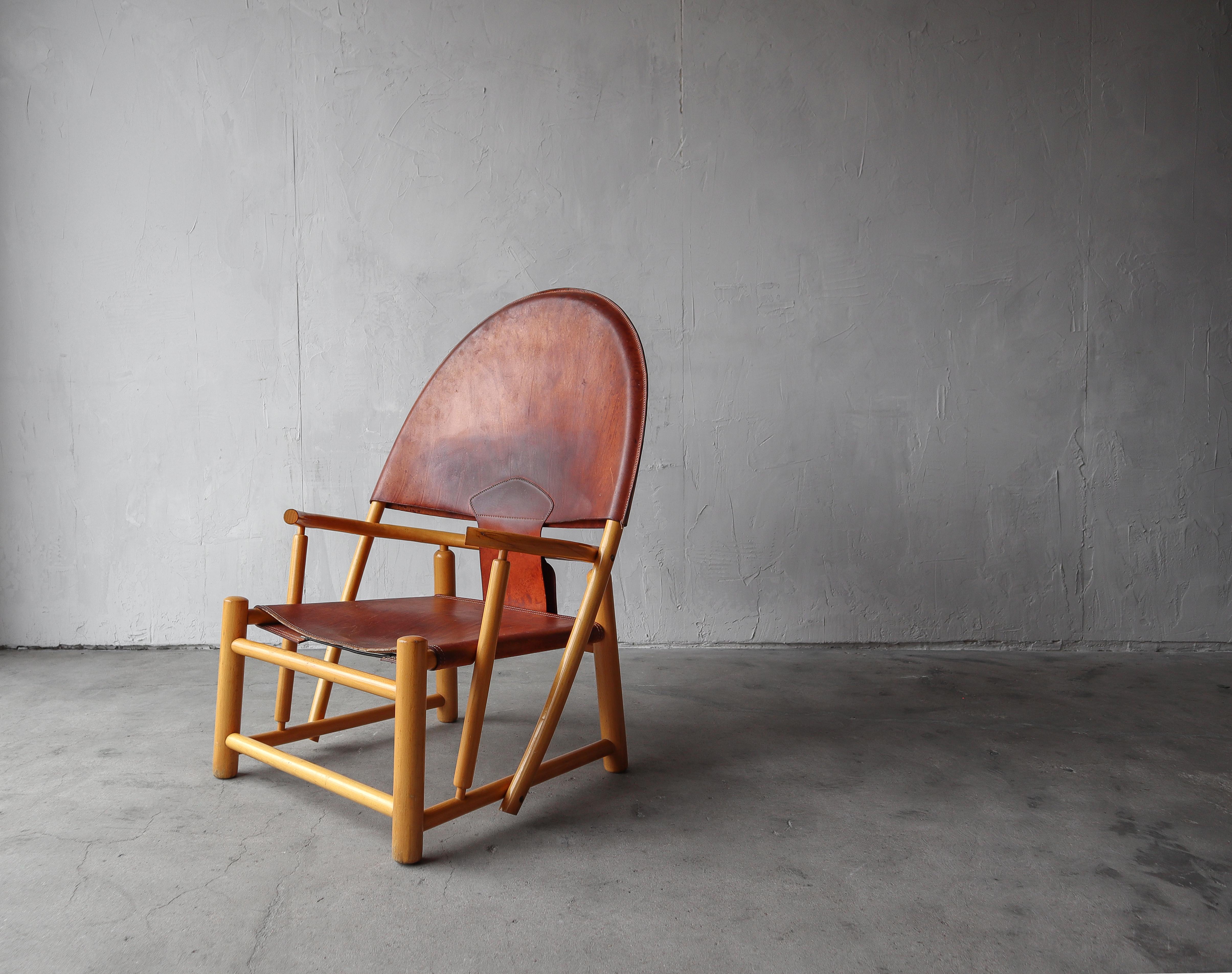 Surdimensionnée, avec beaucoup de caractère et de style, la chaise G23 Hoop conçue par Piero Palange et Werther Toffoloni pour Germa est un véritable chef-d'œuvre. Une élégante structure incurvée en érable massif associée à un siège en cuir