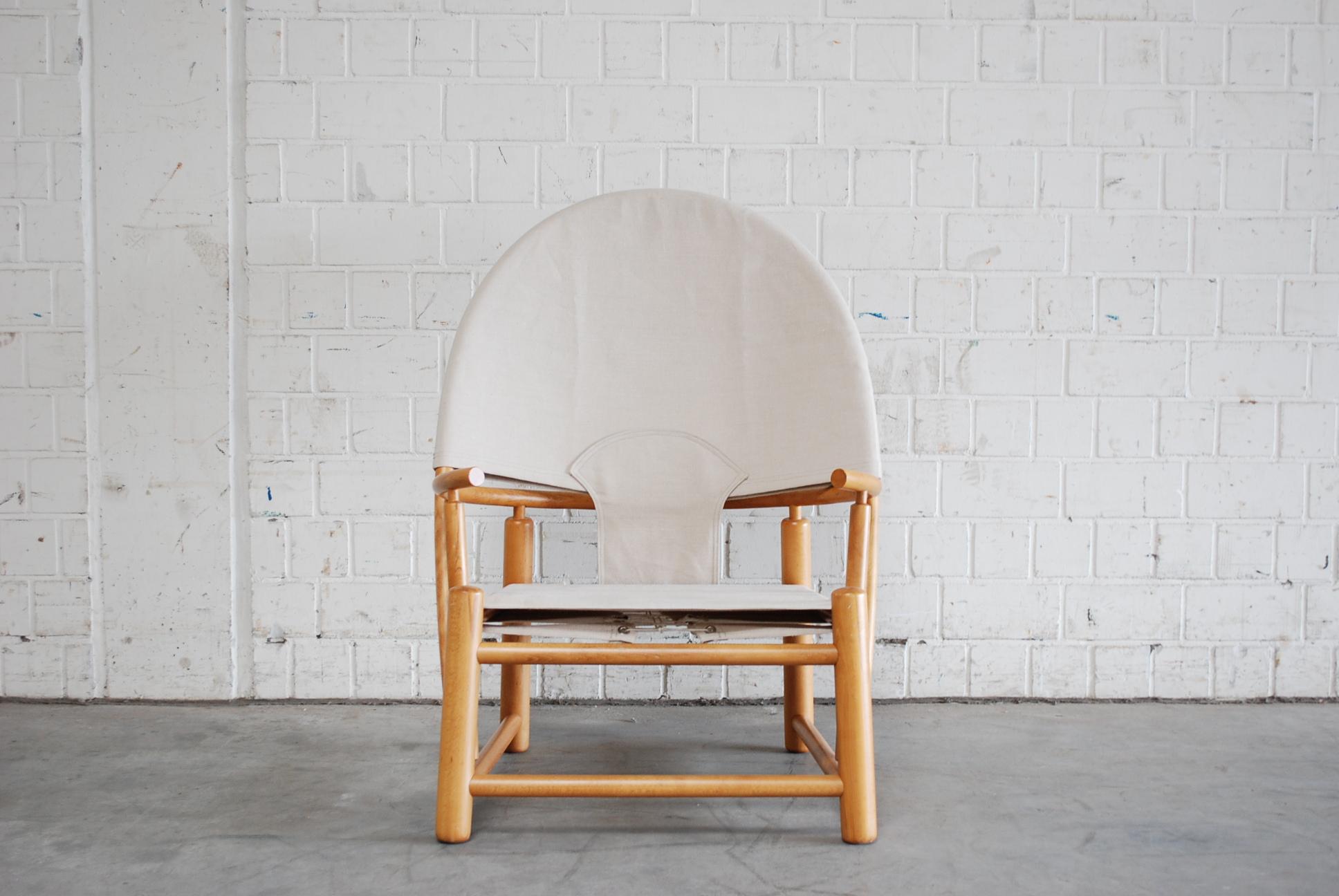 Der Hoop Lounge Chair wurde von Piero Palange und Werther Toffoloni für Germa entworfen.
Das Stück aus Buche und Segeltuch bleibt ein Klassiker des italienischen Bugholzdesigns.