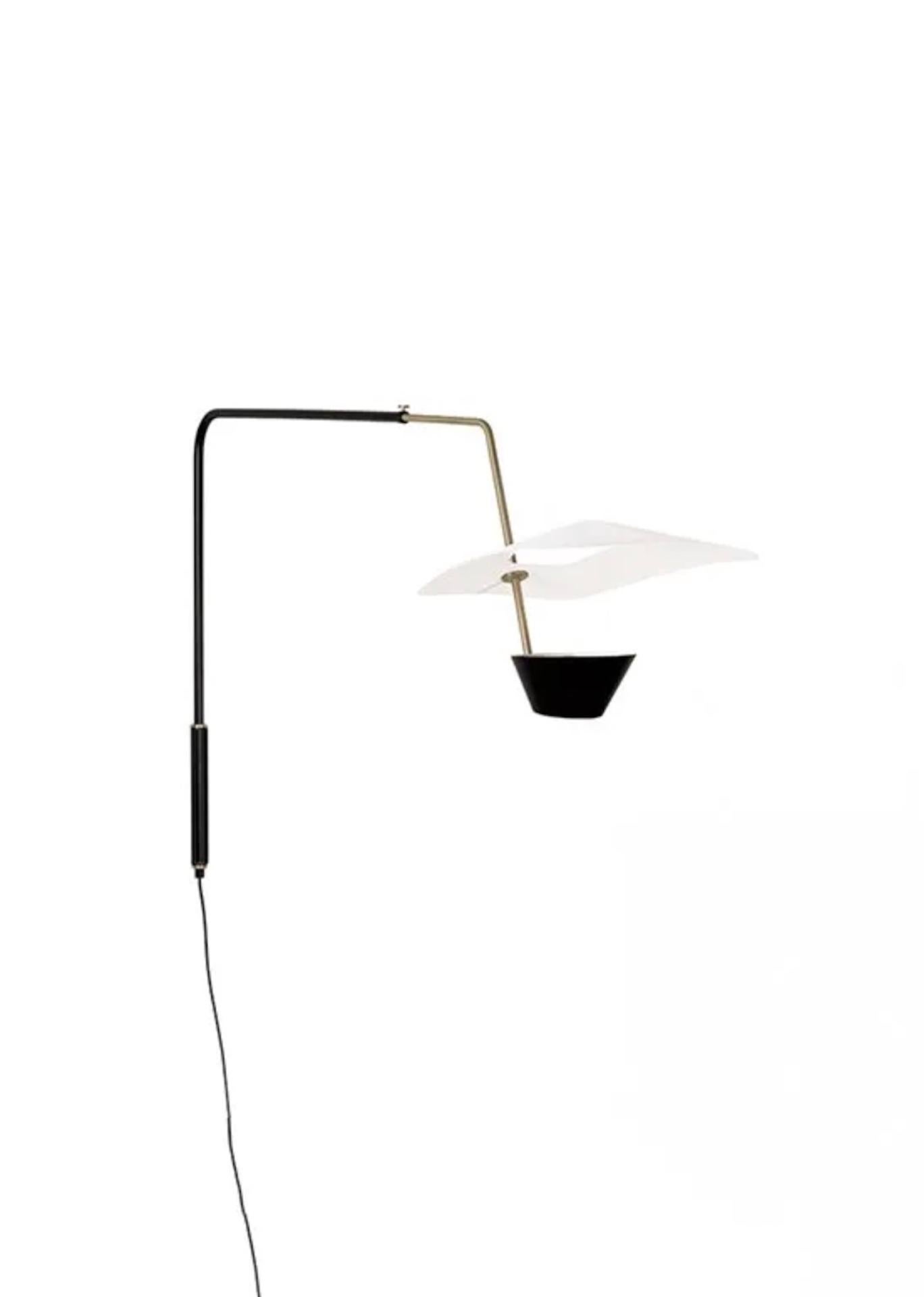 The G25 wall lamp designed by Pierre Guariche will not go unnoticed in your home. It can be used above a dining table, as it was during its designer's lifetime. Or it works equally well in an office or entrance hall, because its proportions make