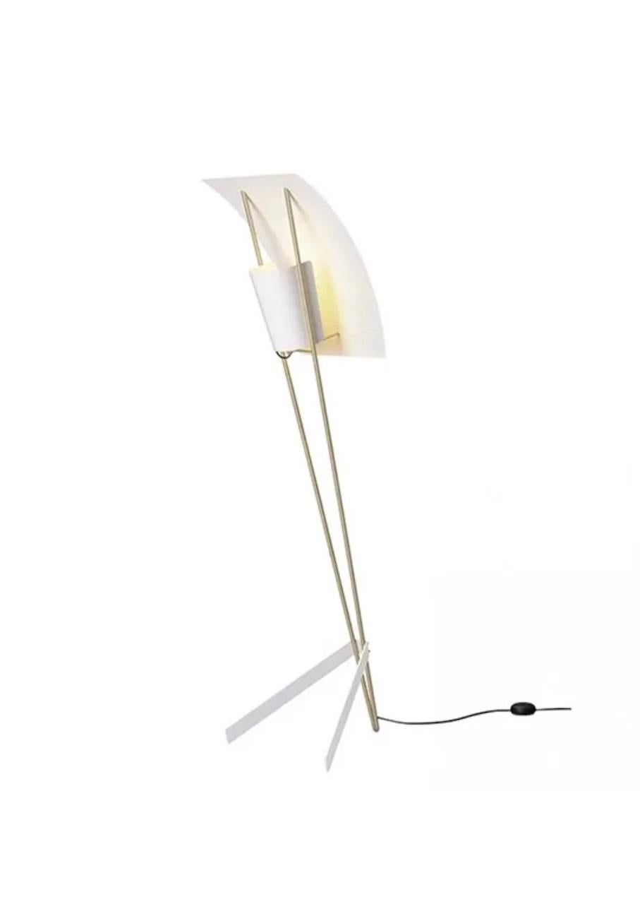 The kite: that was the name Pierre Guariche himself coined for this striking floor lamp. Its white lacquered perforated steel shade immediately catches the eye, clearly suggesting the sail of a boat, with all its associations of escape. As a