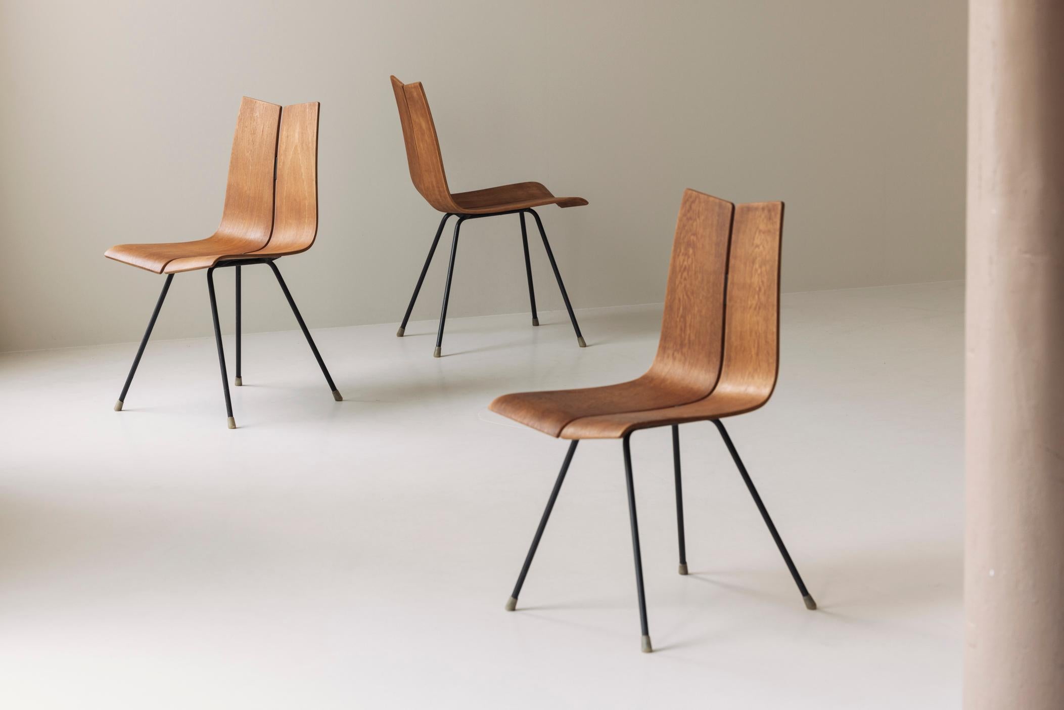 Embrace the perfect combination of Swiss craftsmanship and mid-century modern design with this lovely GA Side Chair by Hans Bellmann, created for Horgen-Glarus in 1955. A true icon of the era, this chair showcases Bellmann’s innovative approach to