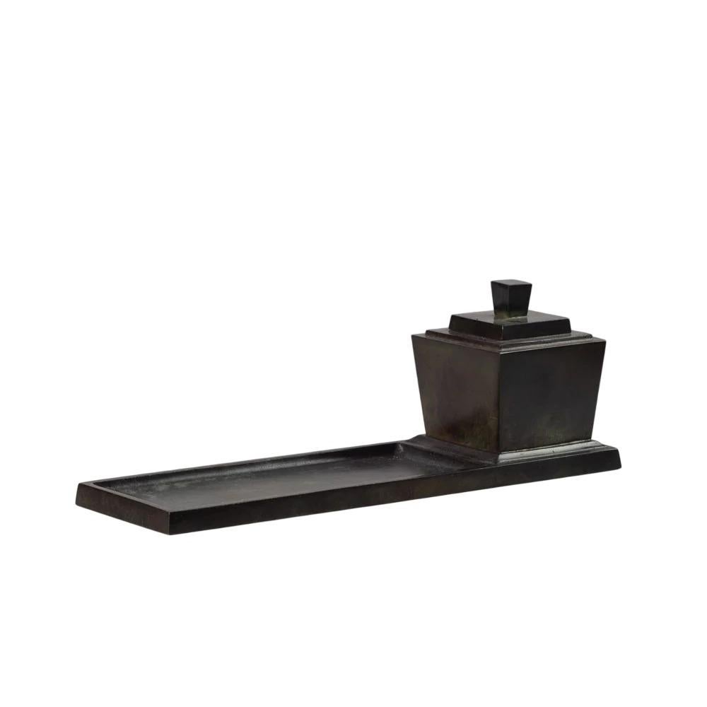 Un calamaio in bronzo Art Deco di grande effetto, disegnato dal famoso fabbro danese Just Andersen, intorno agli anni Trenta. Questo pezzo minimalista ma audace è caratterizzato da un calamaio geometrico a gradini integrato in un vassoio