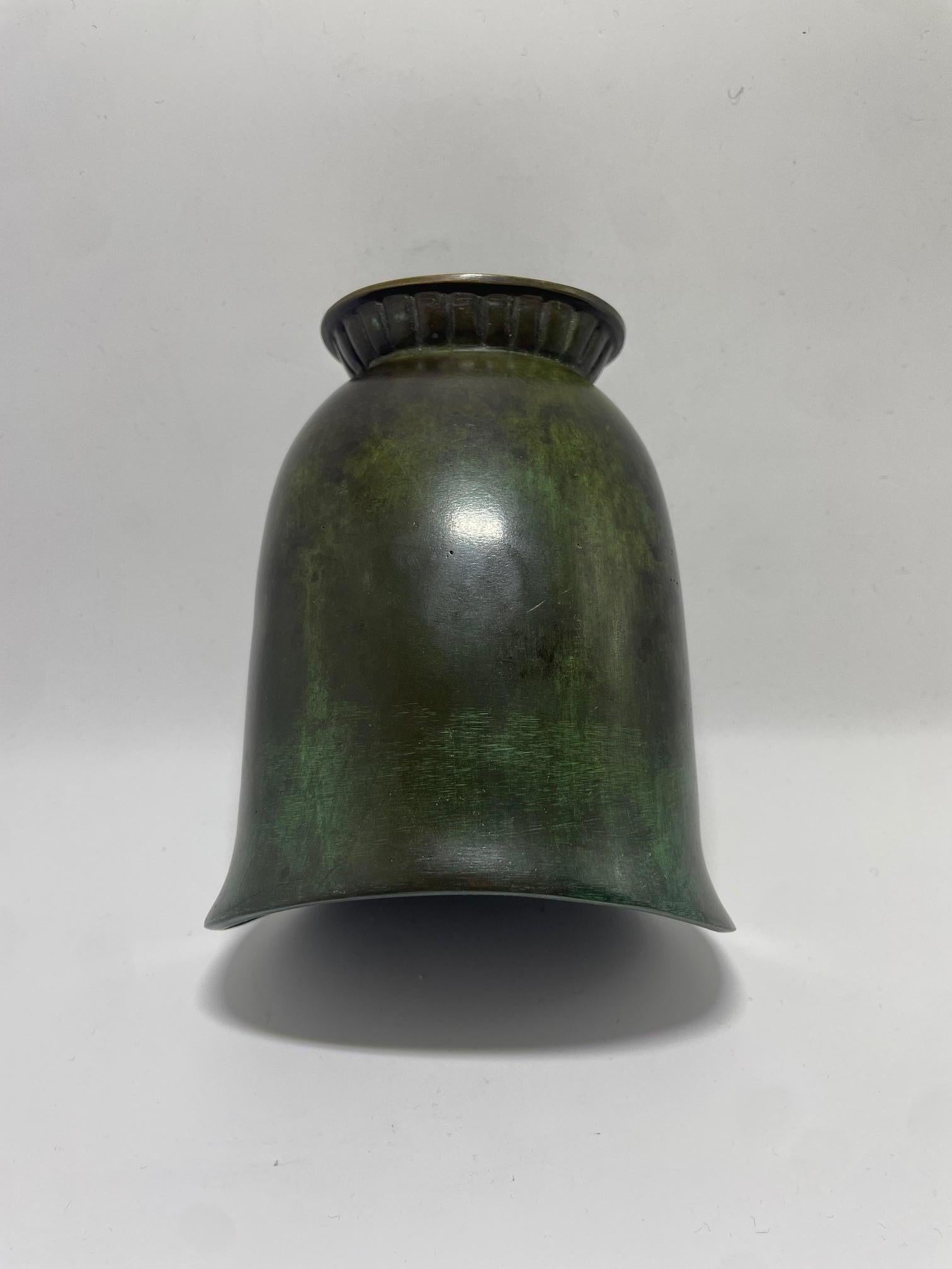 Vaso decorativo in bronzo realizzato da GAB negli anni '30. Inciso su un lato. 