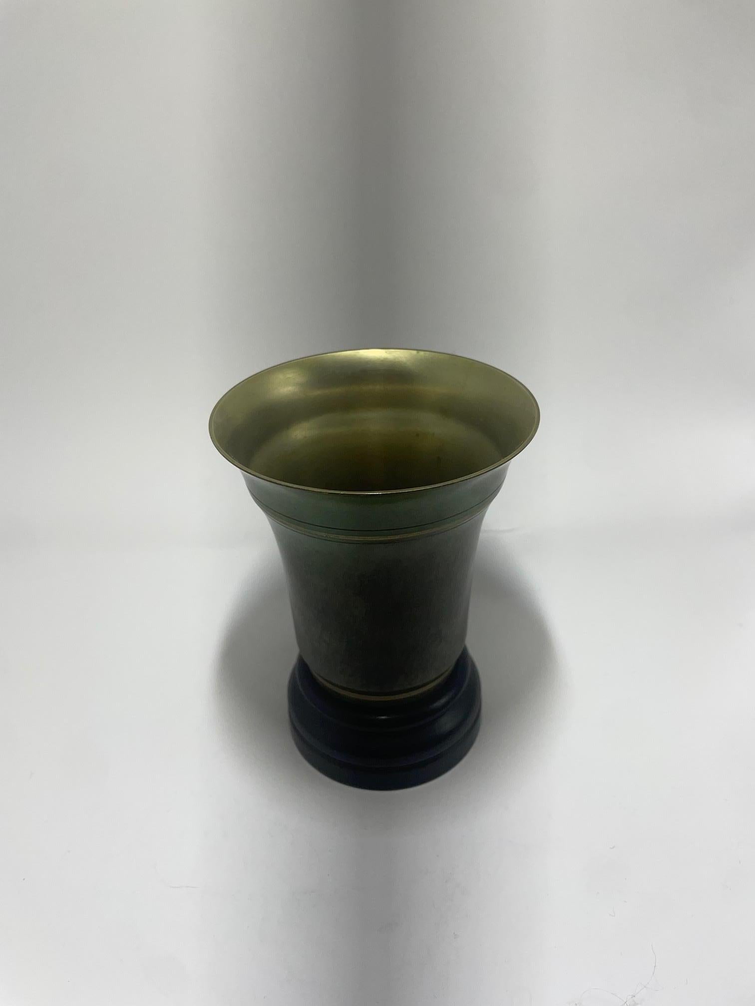 Vaso in bronzo chiaro realizzato da GAB negli anni '50. 
Bella e in buone condizioni.

Contattaci per qualsiasi domanda!