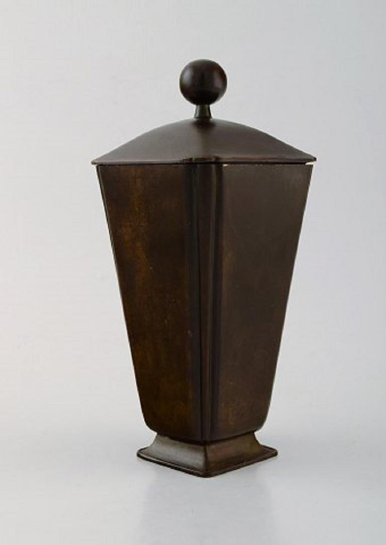 GAB (Guldsmedsaktiebolaget). Art deco lidded jar in bronze, 1930s-1940s.
Measures: 20.5 x 10 cm.
In nice condition, beautiful patina.
Stamped.