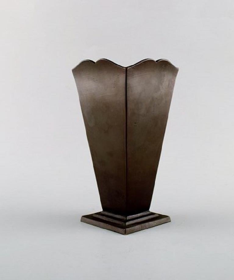 GAB (Guldsmedsaktiebolaget). Art Deco vase in bronze, 1930s-1940s.
Measures: 17.5 x 11 cm.
In nice condition, beautiful patina.
Stamped.