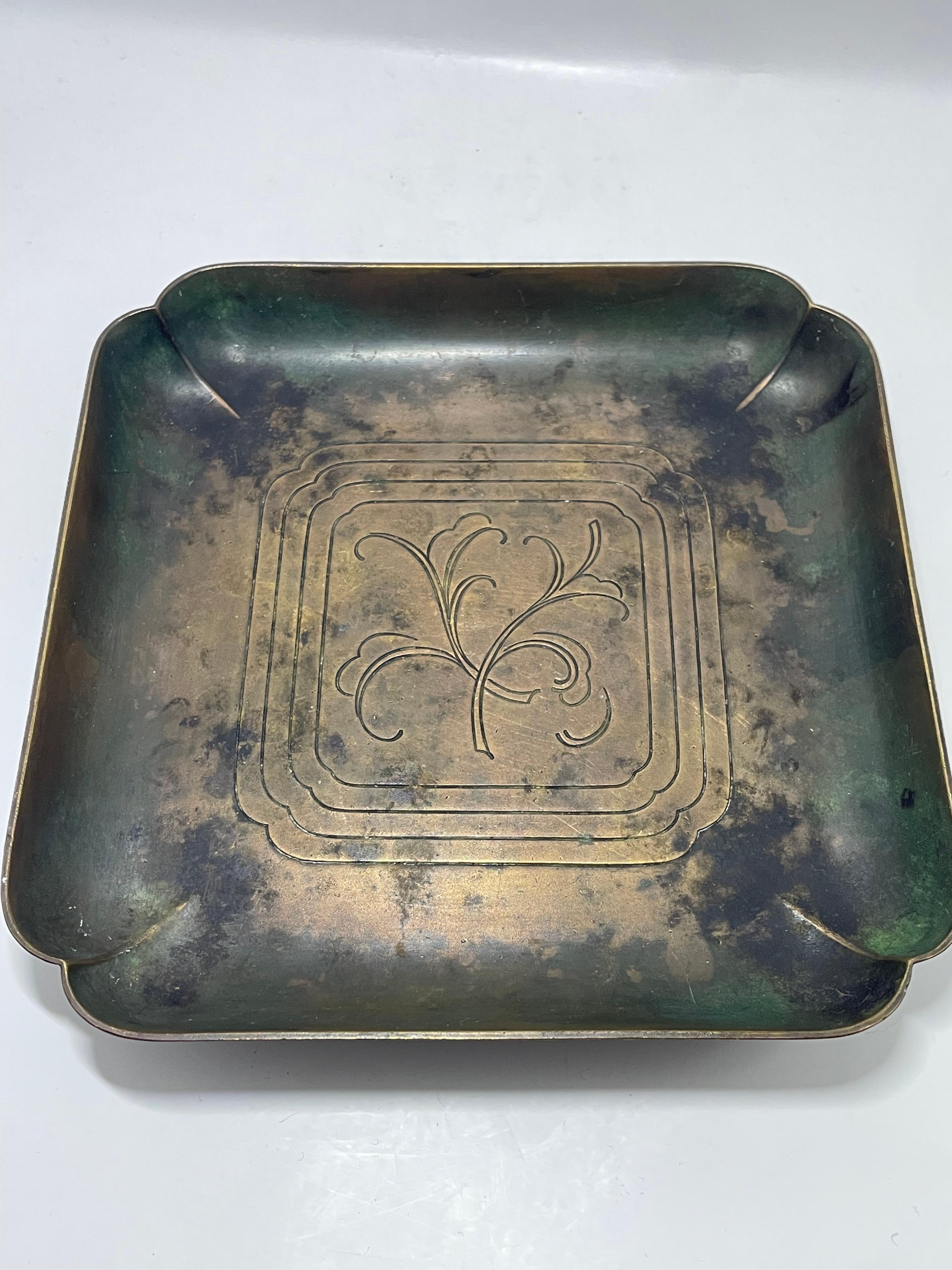 Cenicero cuadrado de bronce con motivo floral grabado GAB Sweden, mediados del siglo XXX Art Decó en venta