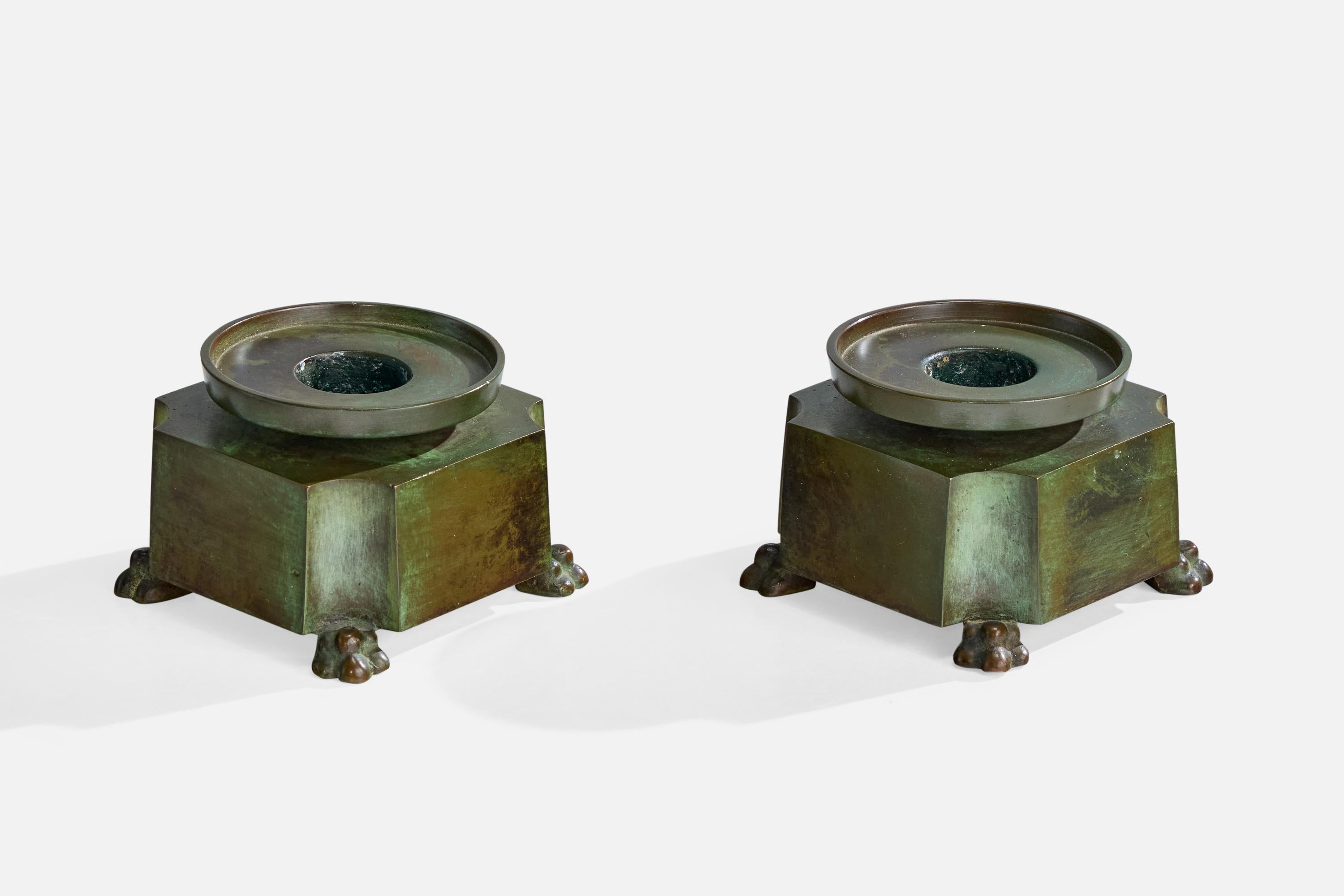Ein Paar Kerzenständer aus Bronze, entworfen und hergestellt von GAB Guldsmedsaktiebolaget, Schweden, 1930er Jahre.

Oxidation des Bronzemetalls

Abnutzung entsprechend dem Alter und dem Gebrauch

Hält eine Kerze mit 1,0