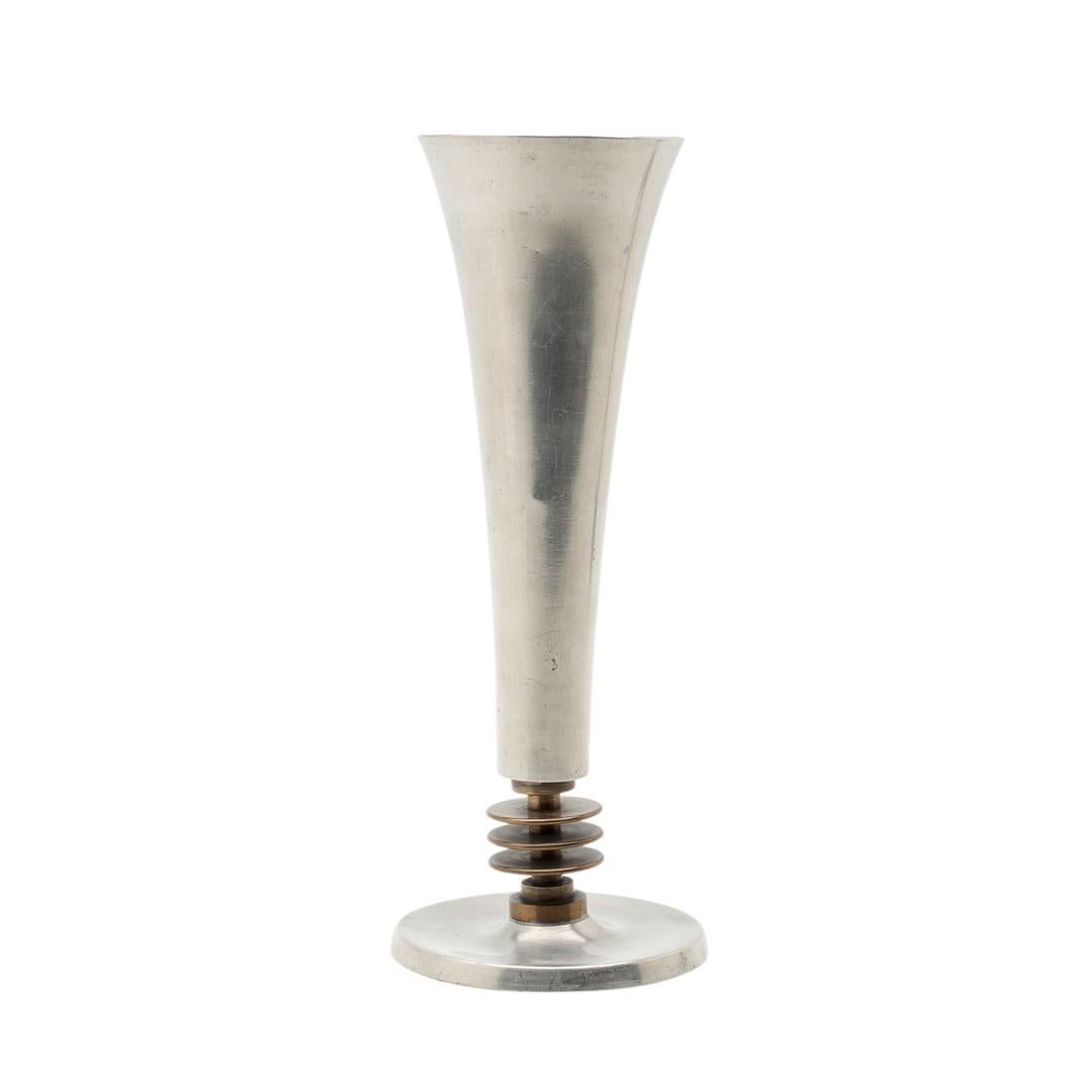 Un étonnant vase suédois moderniste en étain fabriqué par GAB (Guldsmedsaktiebolaget) dans les années 1930. Cette pièce élégante présente une haute forme de trompette évasée en étain lisse, surélevée par une base sculpturale incorporant des disques
