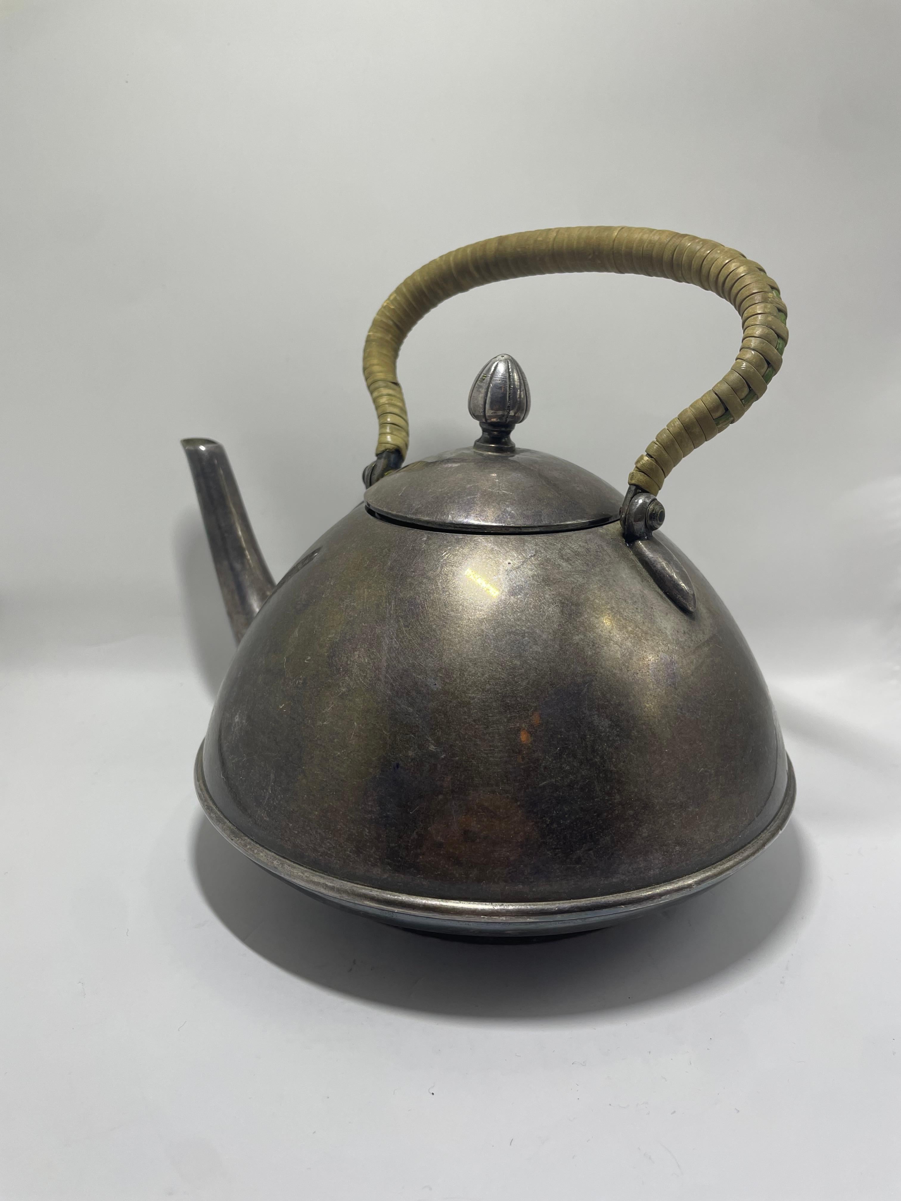 Splendida teiera di GAB (Guldsmedsaktiebolaget), la principale azienda svedese di articoli in metallo, risalente agli anni '30 del secolo scorso. Realizzata in rame placcato argento, la teiera presenta un corpo a cupola con un lungo beccuccio e