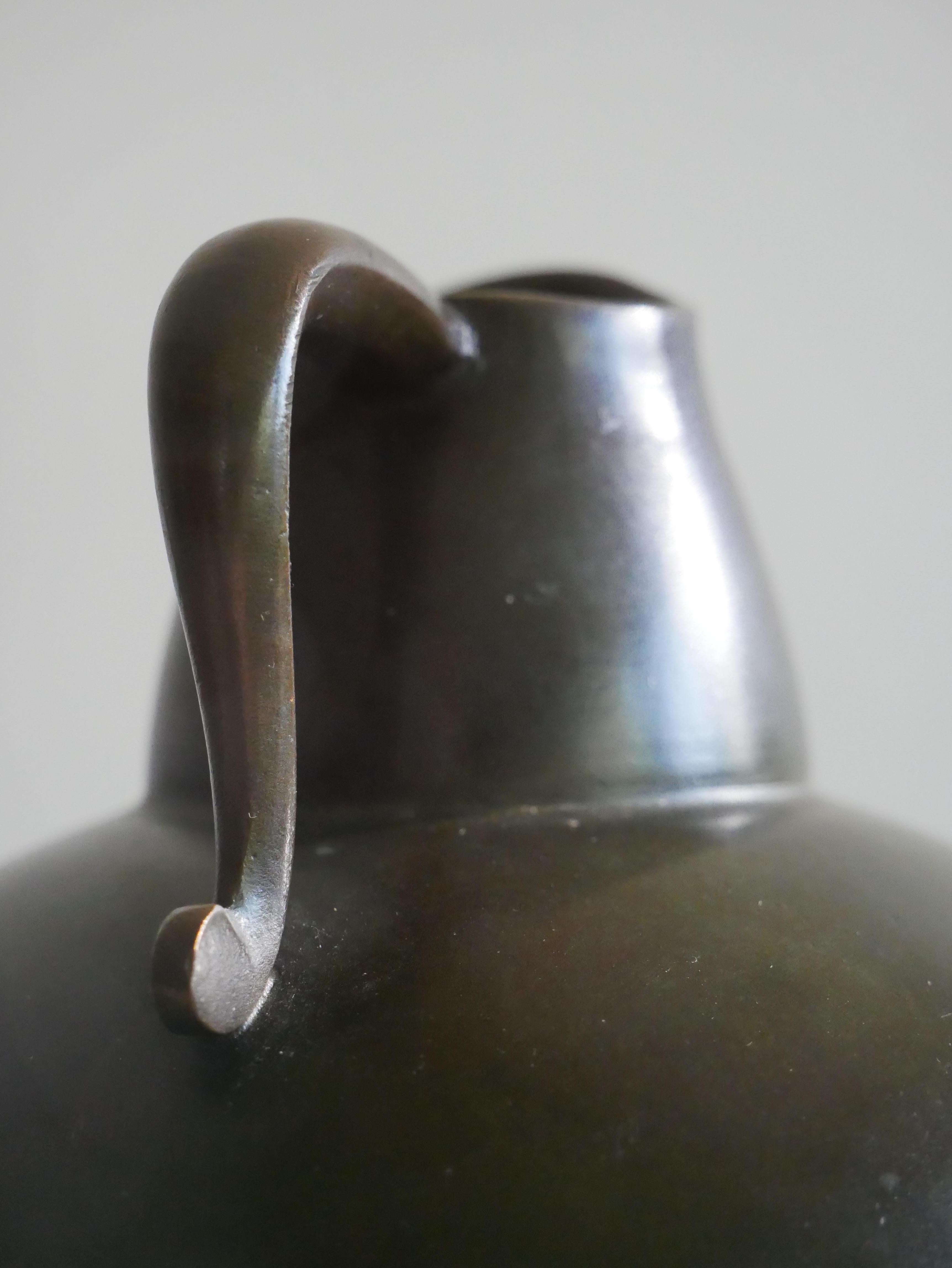 Vase conçu et produit par GAB, Guldsmedsaktiebolaget, Suède, années 1930. 
Estampillé avec la marque du fabricant. 
Fabriqué en bronze moulé.