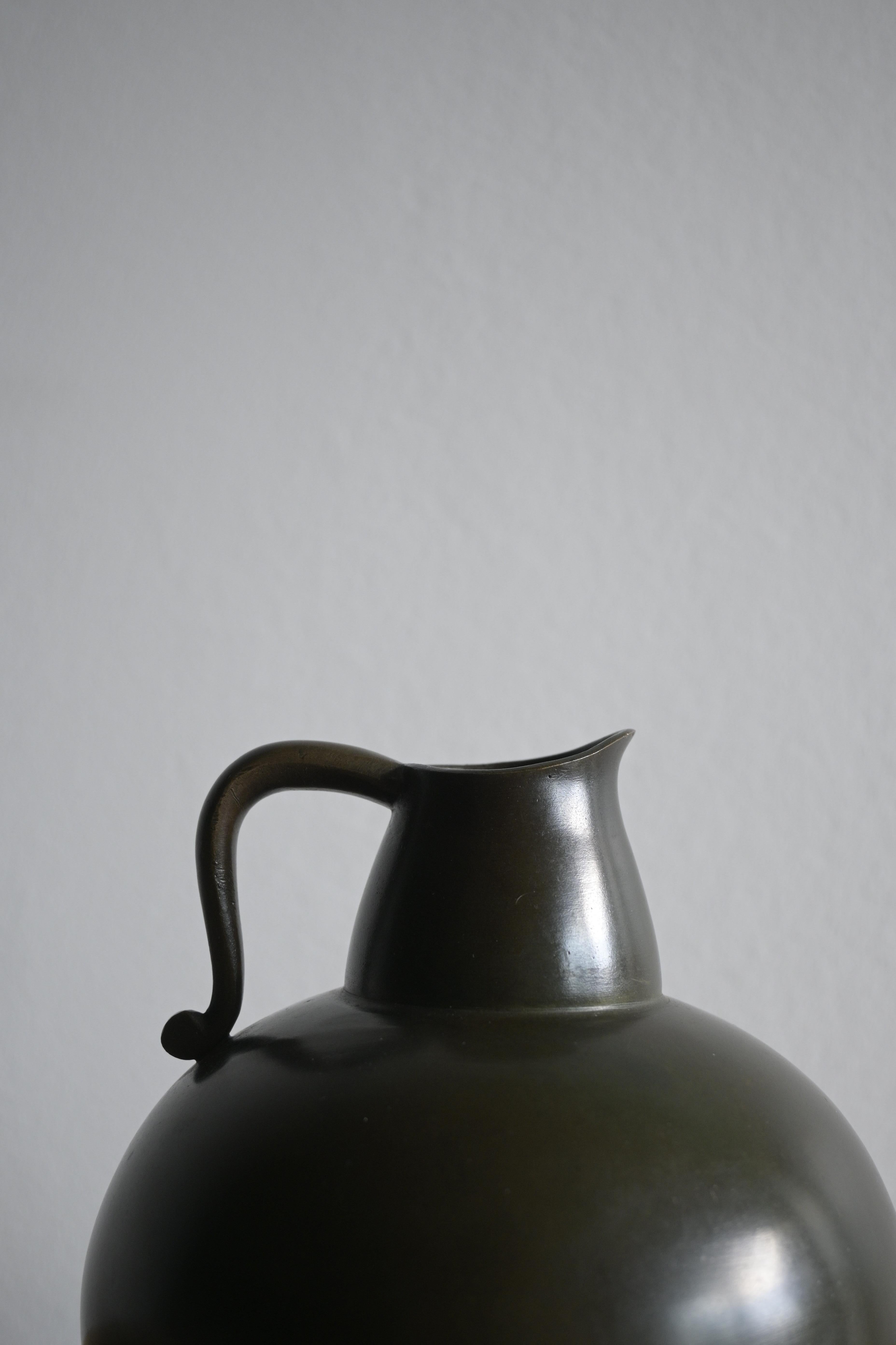 Vase designed and produced by GAB, Guldsmedsaktiebolaget, Sweden, 1930s. 

Stamped with makers mark. 

Made in cast bronze.

Heigth: 14.5 cm/5.7 inch
Diameter: 13.5 cm/5.3 inch
