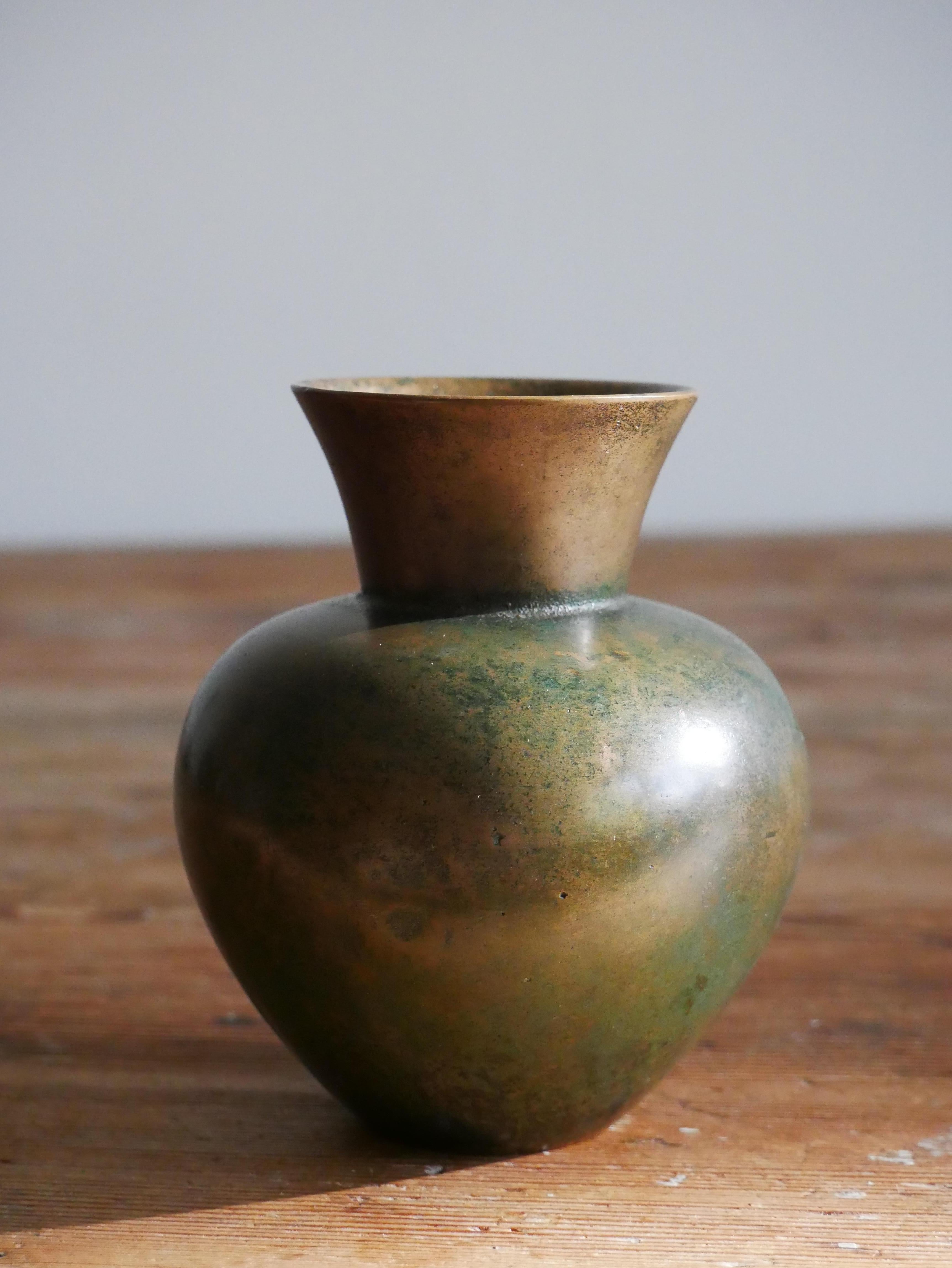 Vase conçu et produit par GAB, Guldsmedsaktiebolaget, Suède, années 1930. 
Estampillé avec la marque du fabricant. 
Fabriqué en bronze moulé.