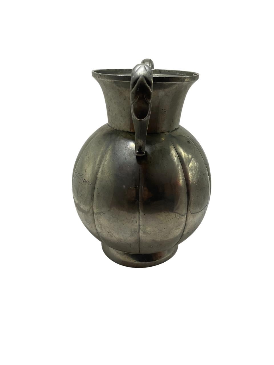 Vaso grande in peltro GAB da H8 1934. (Inciso su un lato)

Guldsmedsaktiebolaget, un'azienda svedese nota per l'alta qualità artigianale dei suoi gioielli e dei suoi lavori in metallo. L'azienda, spesso abbreviata in GAB, ha una lunga storia di