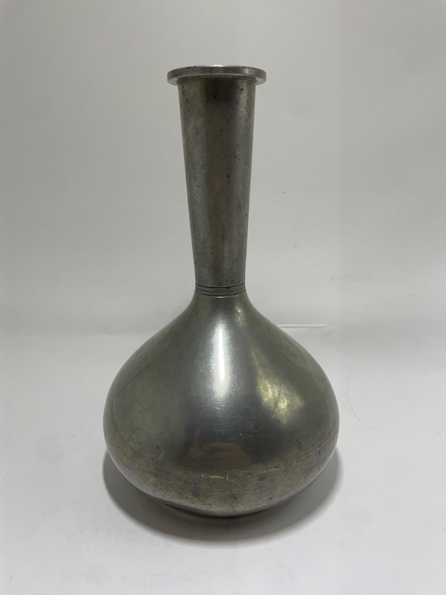 Vaso in peltro realizzato da GAB nel 1931. 

Contattaci per qualsiasi domanda!