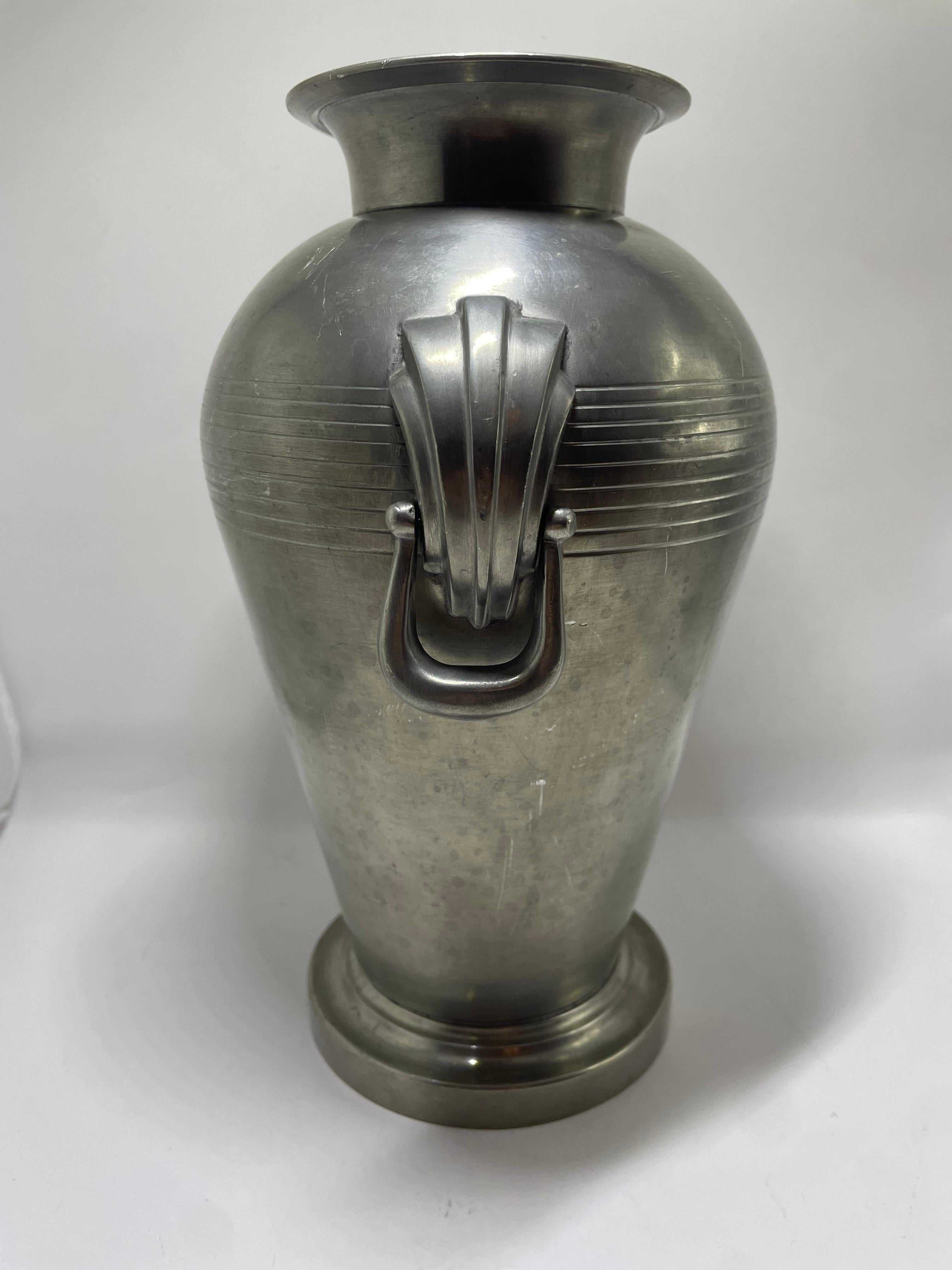Art Déco Vaso di presentazione svedese in peltro di GAB, datato 1937 in vendita
