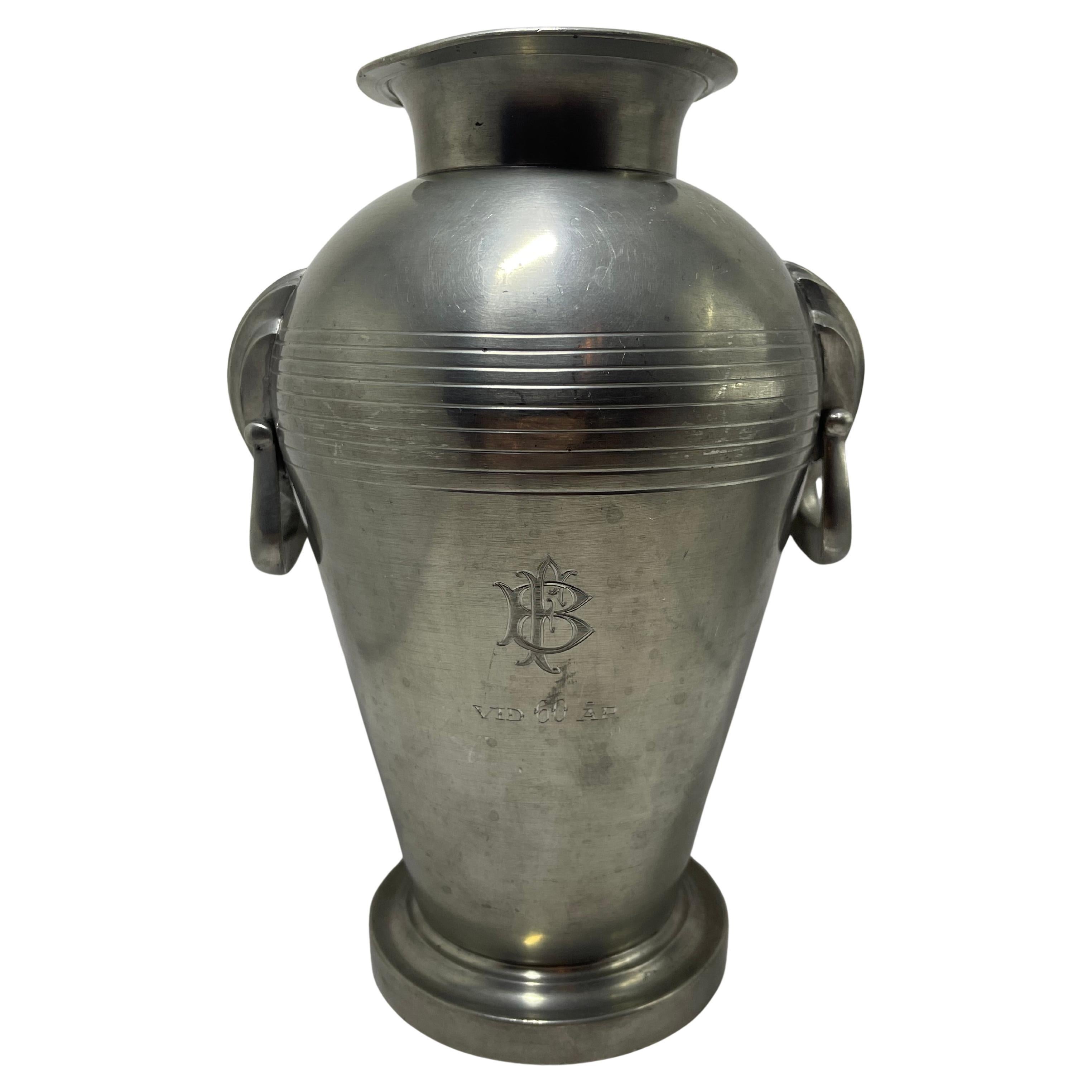 Vase de présentation suédois en étain par GAB, daté de 1937
