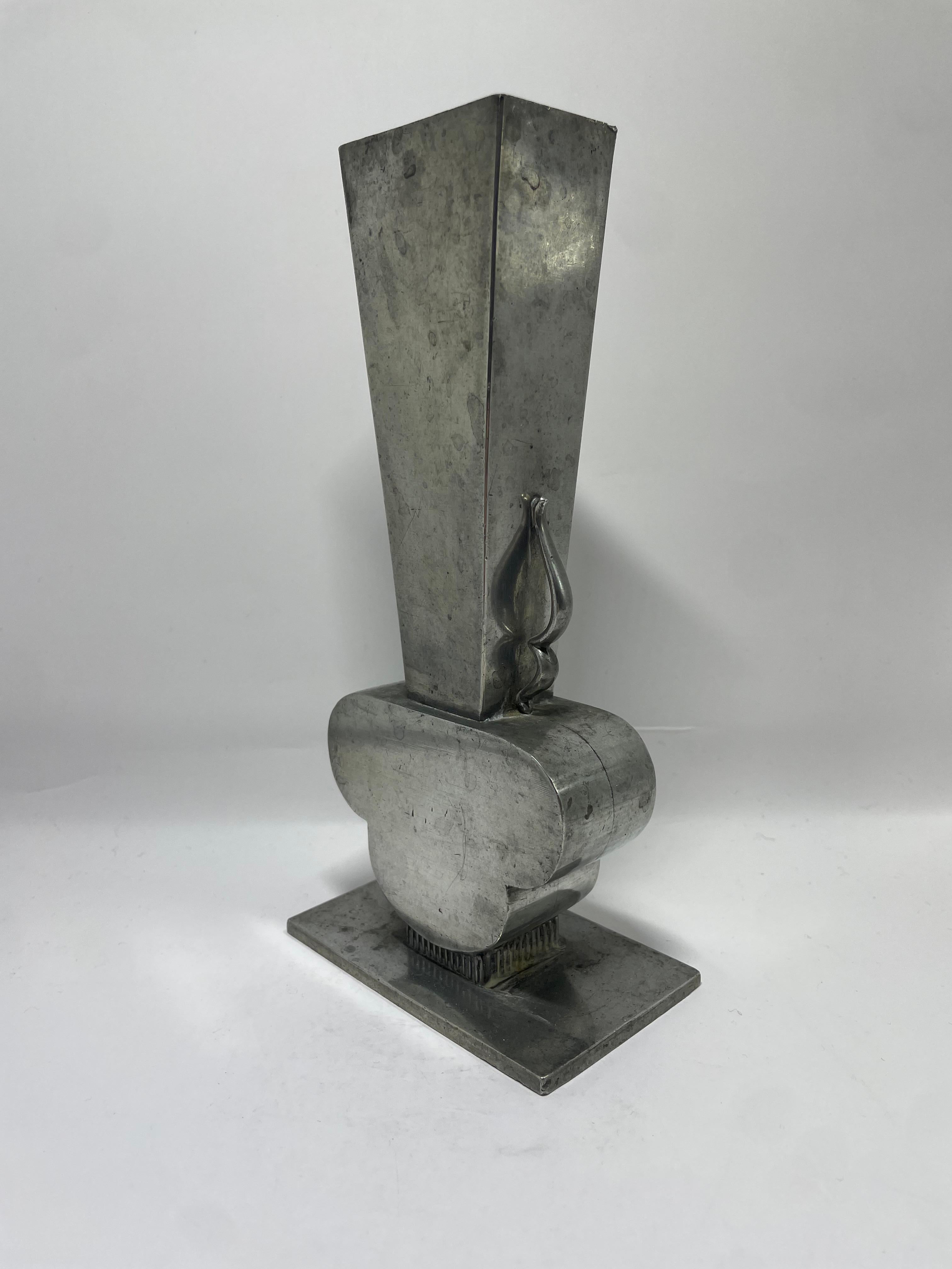 Impressionante e audace vaso in peltro massiccio progettato e realizzato da GAB (Guldsmedsaktiebolaget), Svezia, circa 1930. Questo pezzo scultoreo presenta una silhouette decisamente architettonica con forti linee geometriche e una presenza