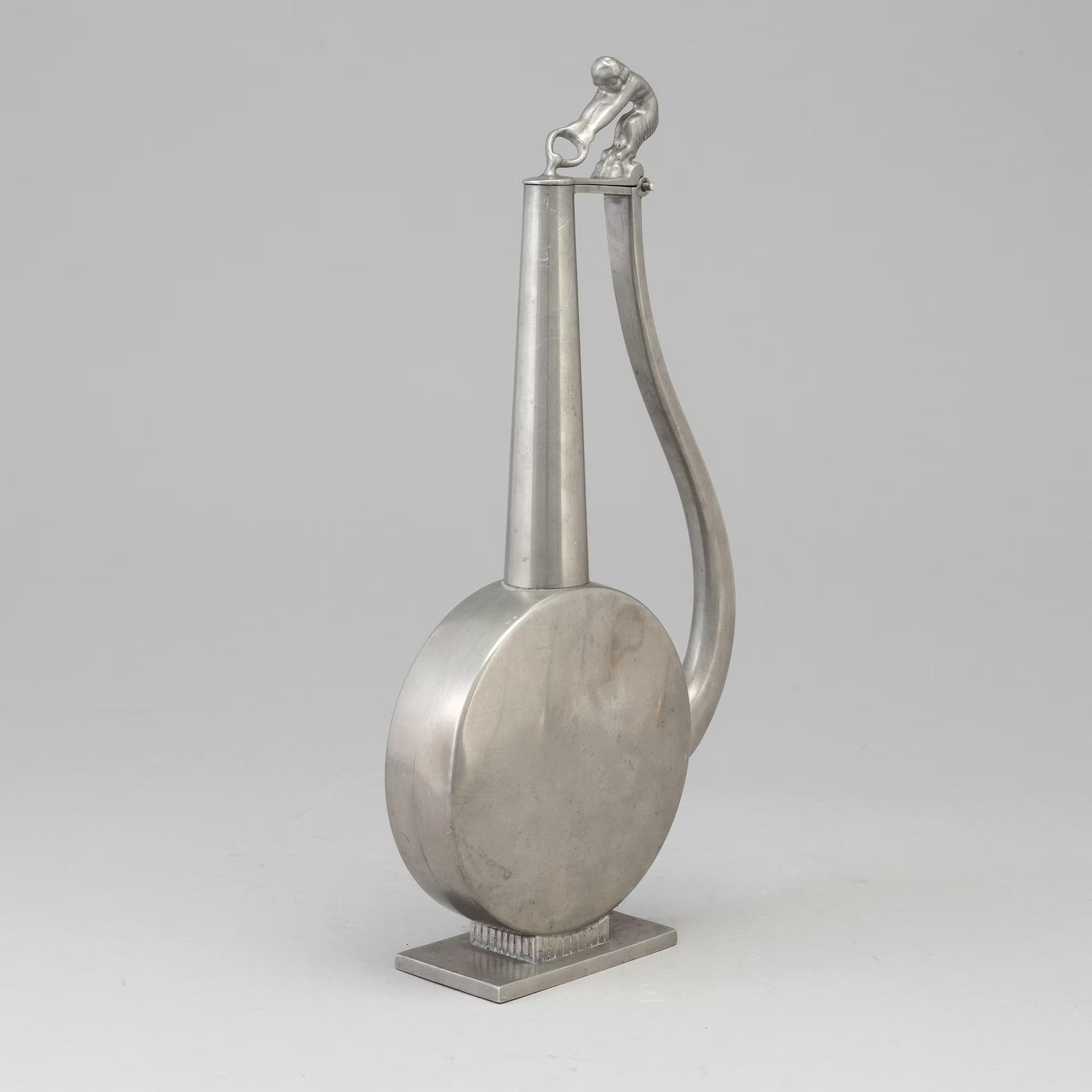 Vaso/bicchiere in peltro GAB degli anni '30. (Inciso su un lato)
GAB (Guldsmedsaktiebolaget) è un'azienda svedese fondata nel 1856 e nota per la produzione di oggetti in metallo di alta qualità, in particolare peltro e bronzo/argento. L'azienda