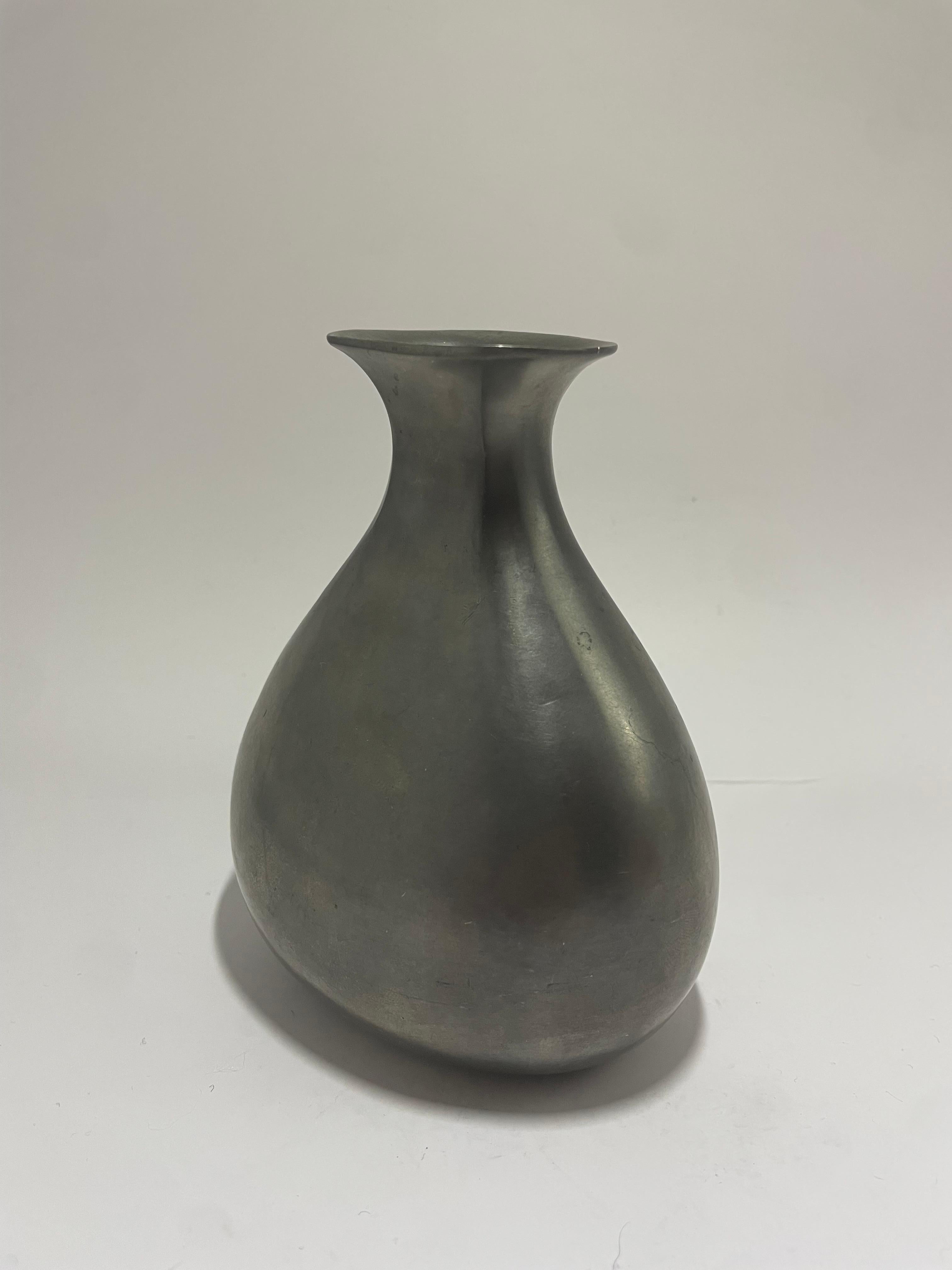Bellissimo vaso in peltro di GAB del Z8=1950. 
Contattaci per qualsiasi domanda!