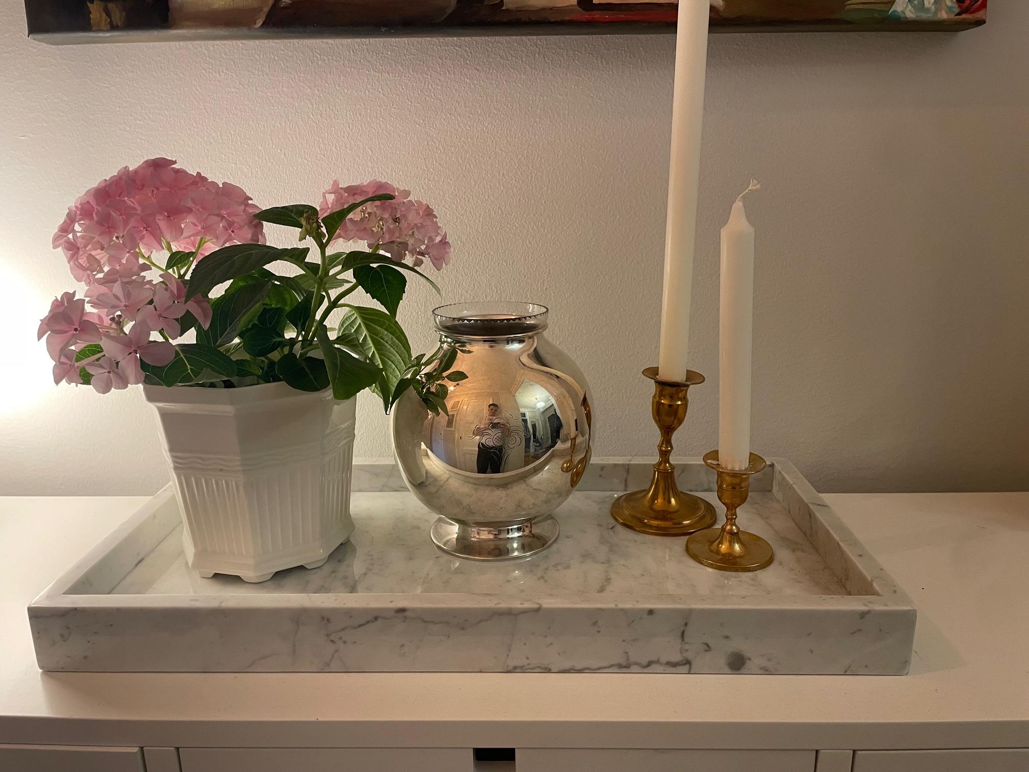 Questo elegante vaso argentato è stato realizzato da GAB (Guldsmedsaktiebolaget), una delle più stimate aziende svedesi di lavorazione dei metalli. Risalente agli anni '40, il vaso presenta una forma arrotondata a forma di globo con una superficie