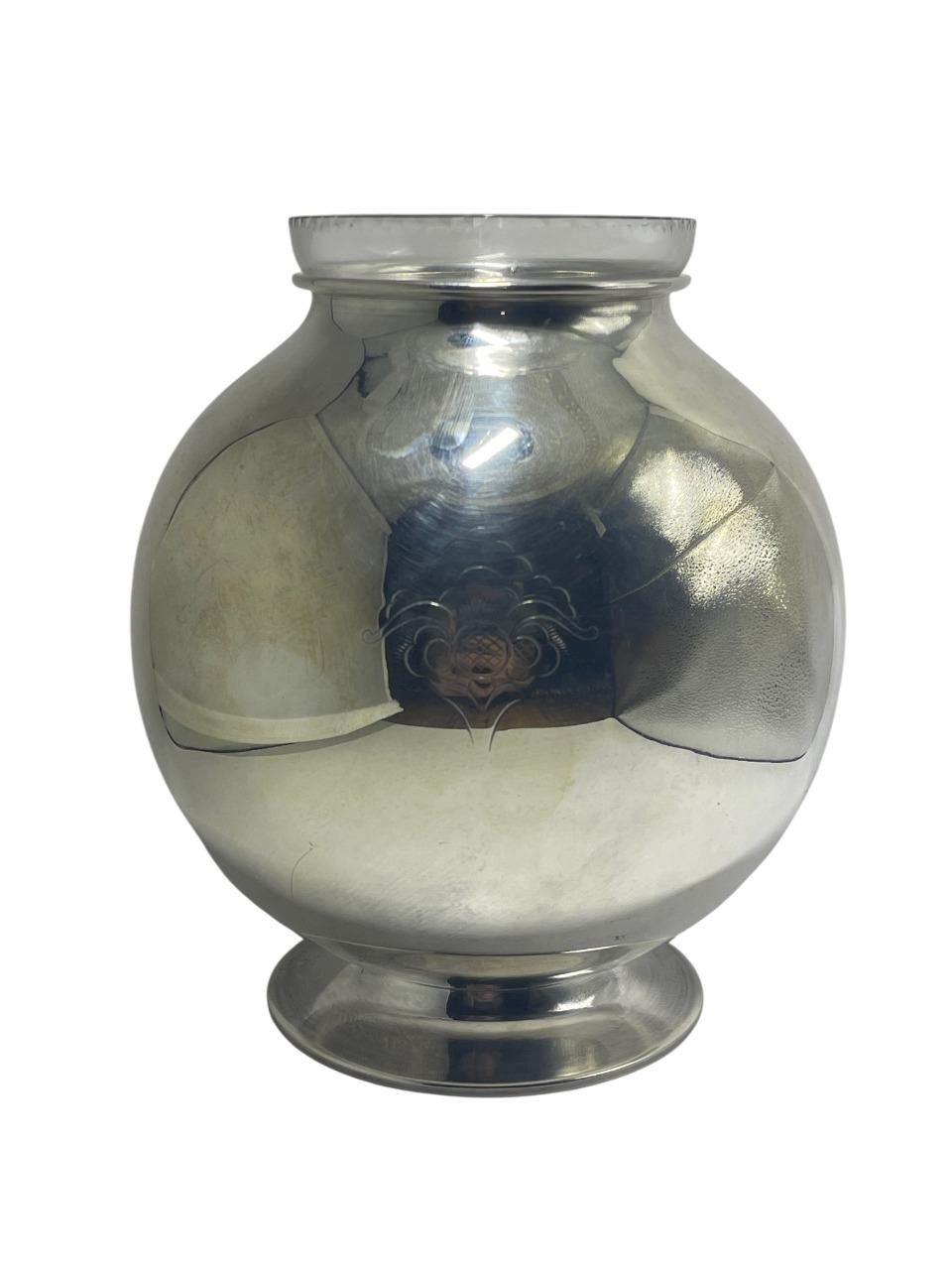Scandinavo moderno Vaso svedese placcato in argento di GAB con inserto originale di fiori in vetro, anni '40 in vendita