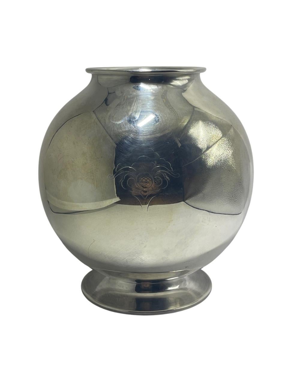 Svedese Vaso svedese placcato in argento di GAB con inserto originale di fiori in vetro, anni '40 in vendita