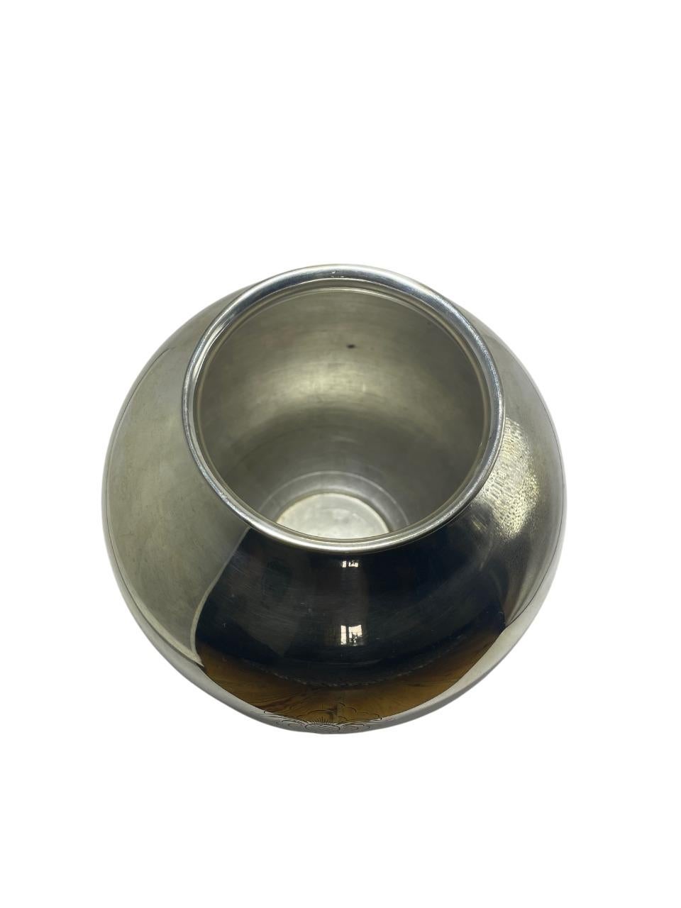 Vaso svedese placcato in argento di GAB con inserto originale di fiori in vetro, anni '40 In condizioni buone in vendita a Stockholm, SE