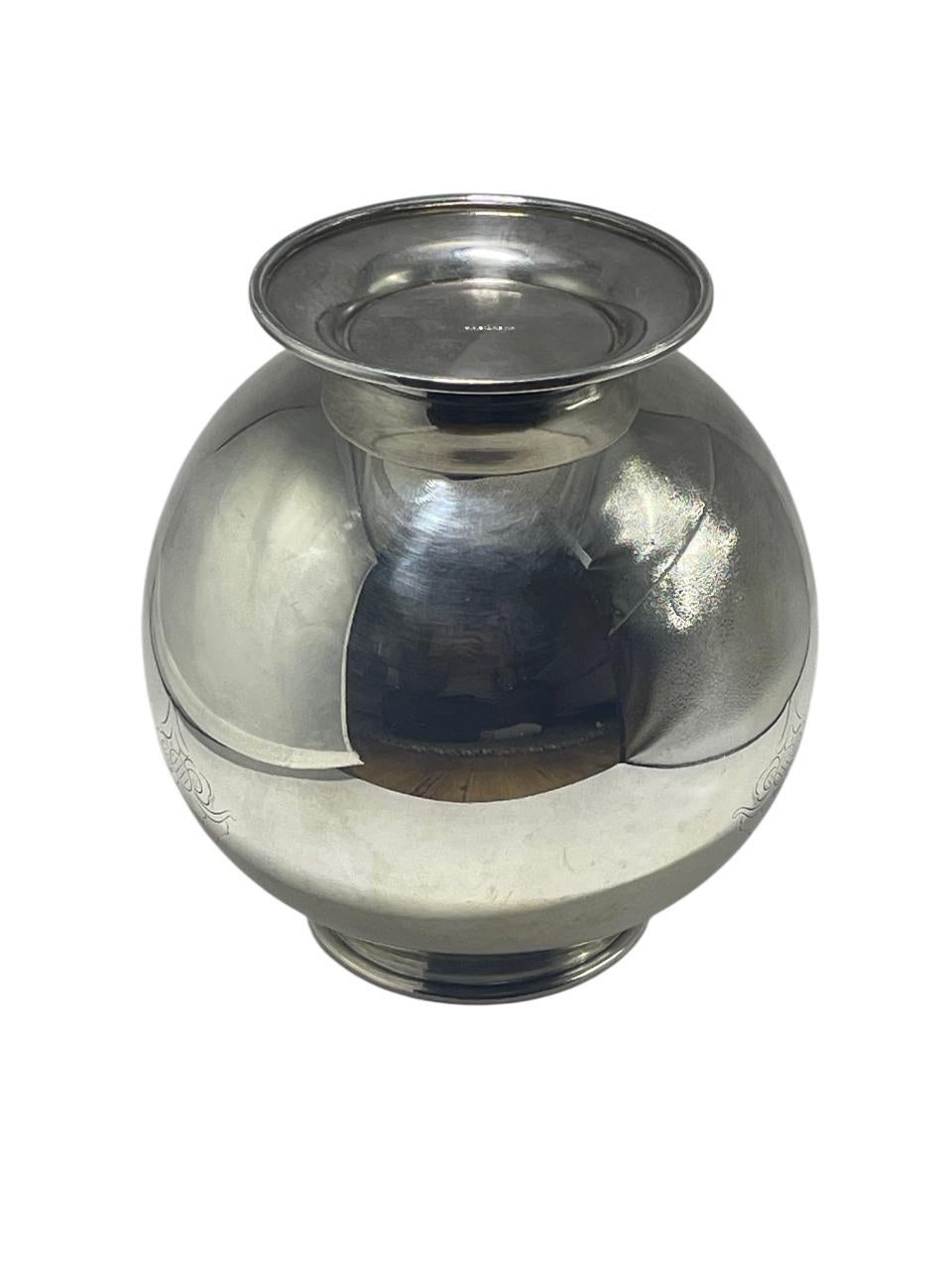 Metà XX secolo Vaso svedese placcato in argento di GAB con inserto originale di fiori in vetro, anni '40 in vendita