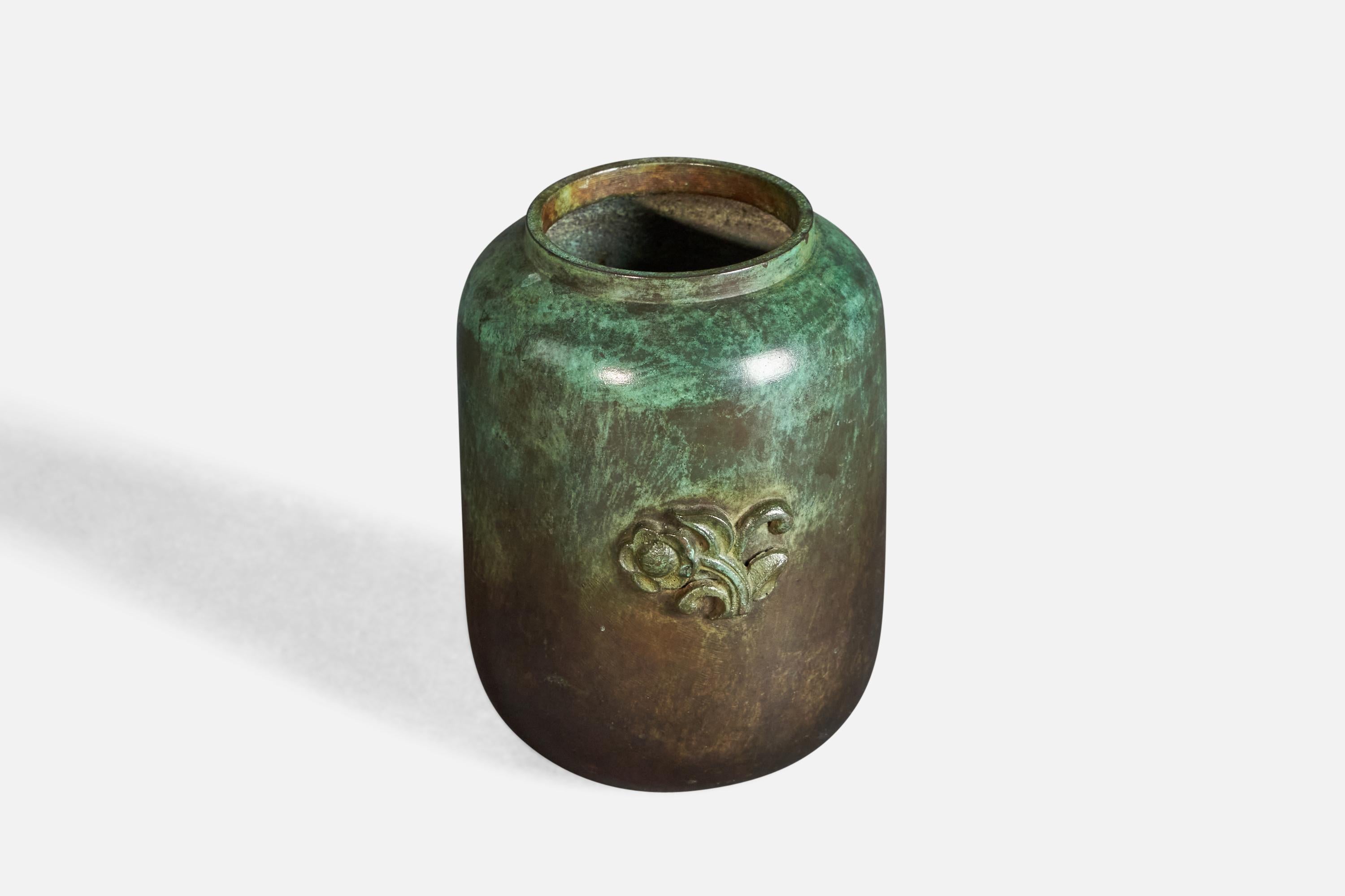 Petit vase en bronze, conçu et produit par GAB Guldsmedsaktiebolaget, Suède, c. 1940s.