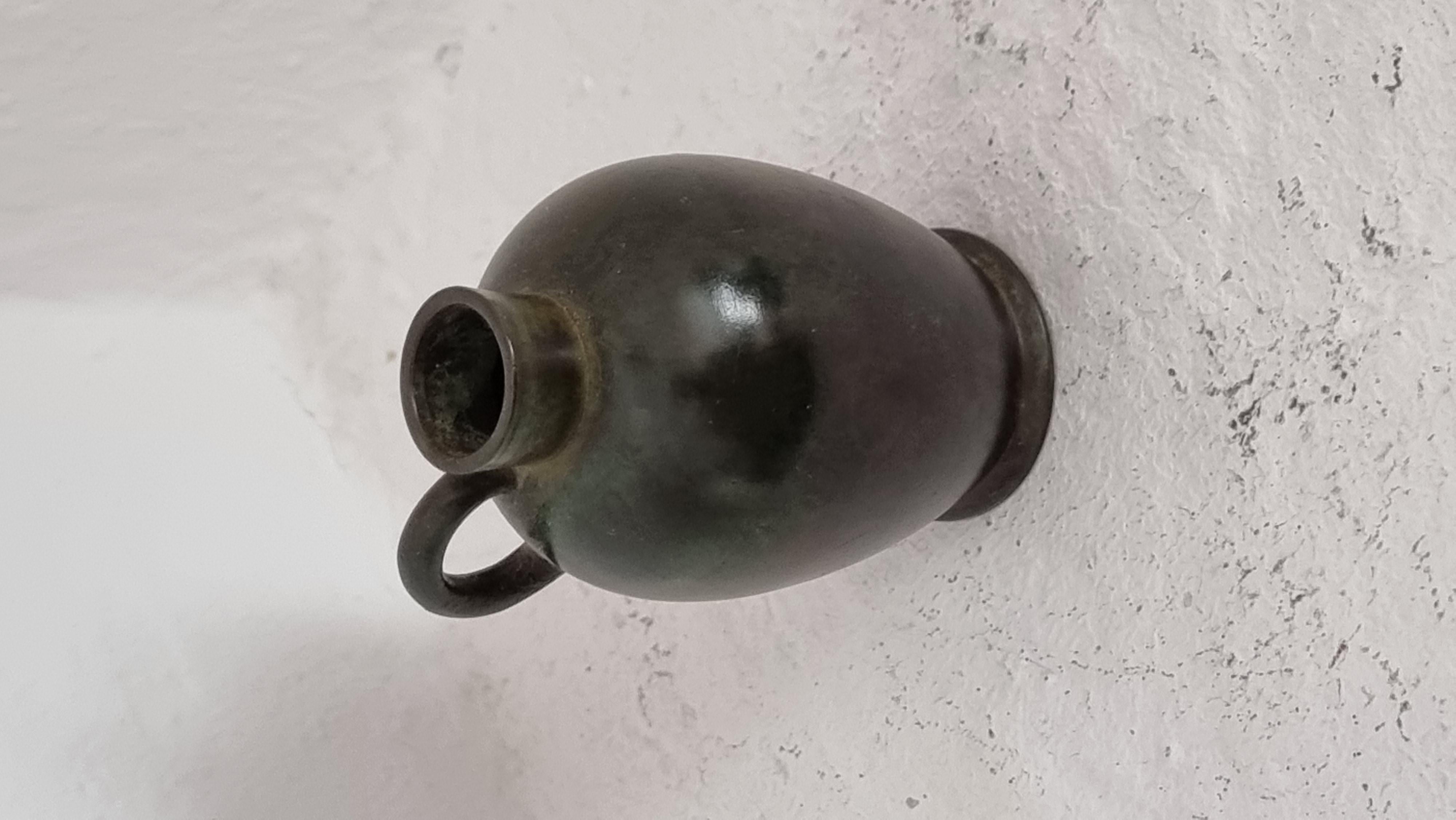 Solid bronze vase by Guldaktiebolaget, most likely designed by Jacob Ängman. Swedish grace / Art Deco, 1920/30s. 


Normal patina, signs of age and wear. 