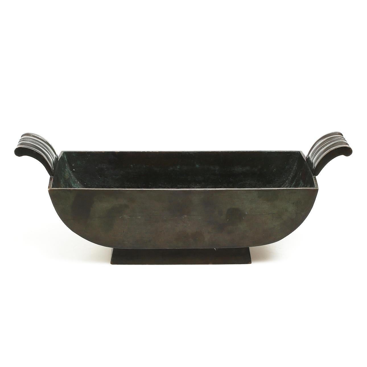 Eine seltene und skulpturale Jardiniere-Schale aus Bronze, die in den 1930er Jahren in Schweden von GAB (Guldsmedsaktiebolaget), einem angesehenen Hersteller feiner Metallarbeiten, gefertigt wurde. Dieses elegante Stück zeichnet sich durch eine