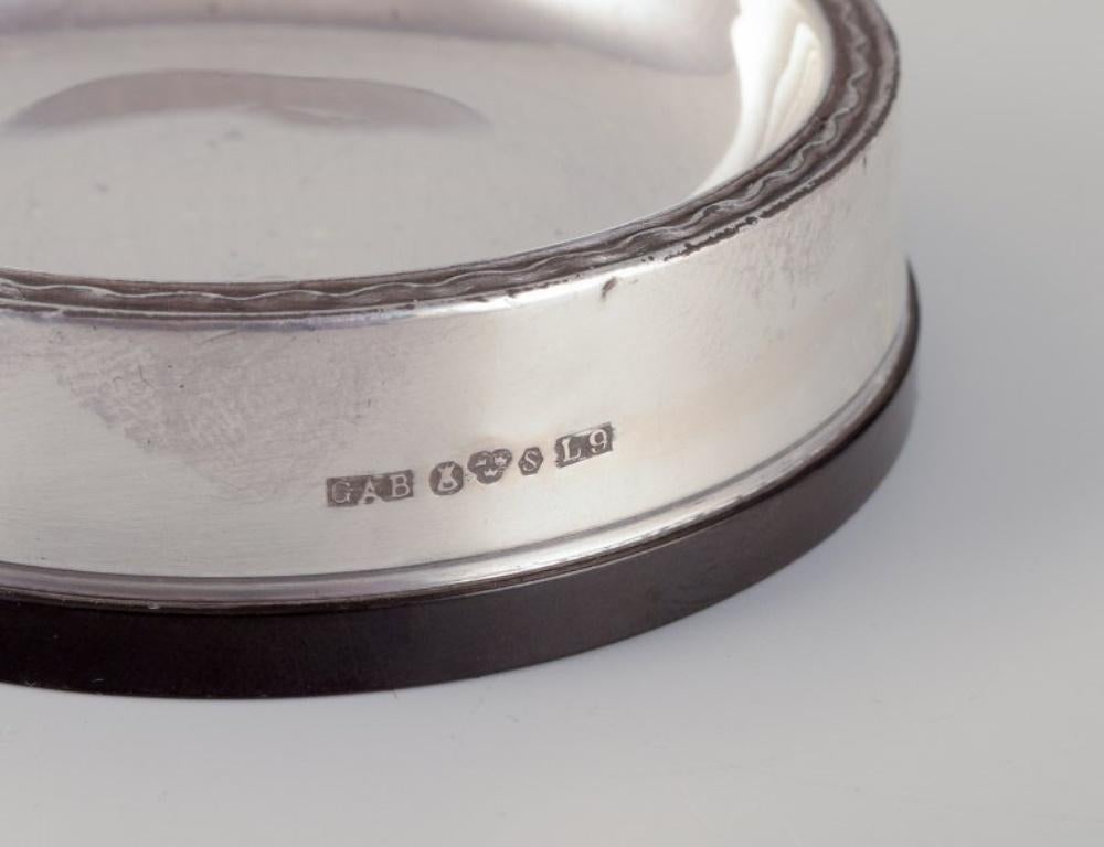 Mid-20th Century GAB, Sweden. Four salt cellars in 830 silver and bakelite. Art Deco style. For Sale