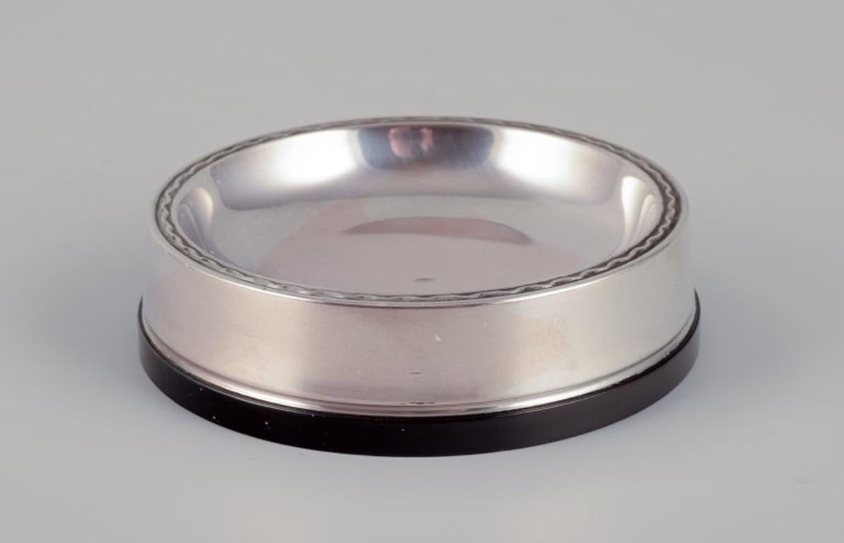GAB, Suède.
Trois salières en argent 830 et bakélite. Style Art déco.
Depuis les années 1960
Poinçonné.
En parfait état.
Dimensions : Diamètre 7,0 cm x hauteur 1,9 cm.