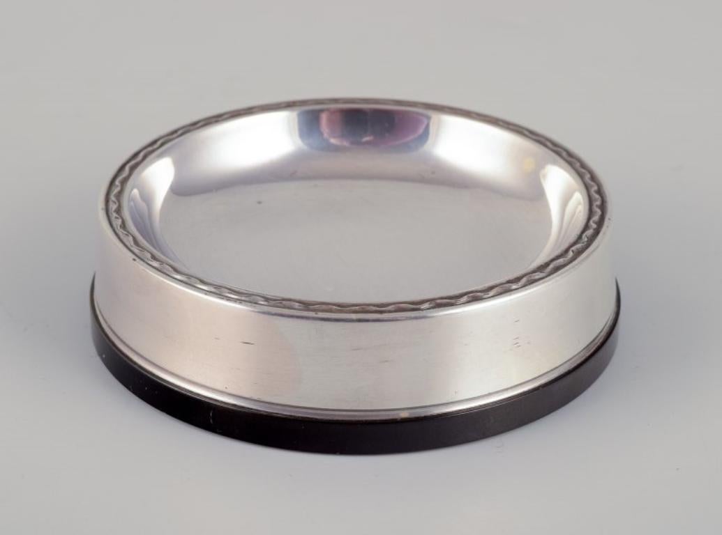 GAB, Suède.
Deux salières en argent 830 et bakélite. Style Art déco.
1960s.
Poinçonné.
En parfait état.
Dimensions : Diamètre 7,0 cm x hauteur 1,9 cm.