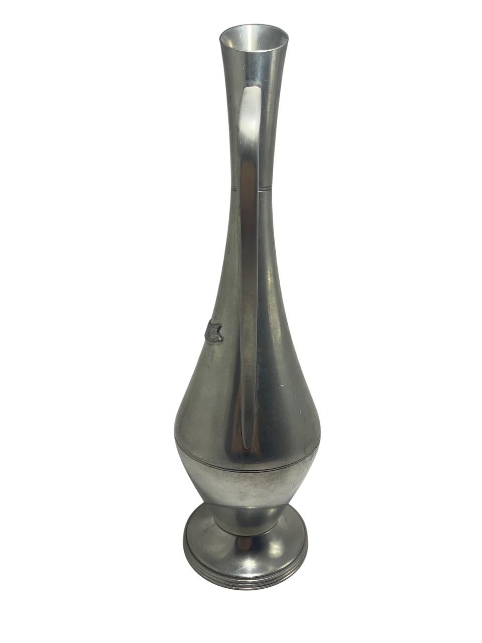 Bellissimo vaso alto in peltro di GAB.

Contattaci per qualsiasi domanda!