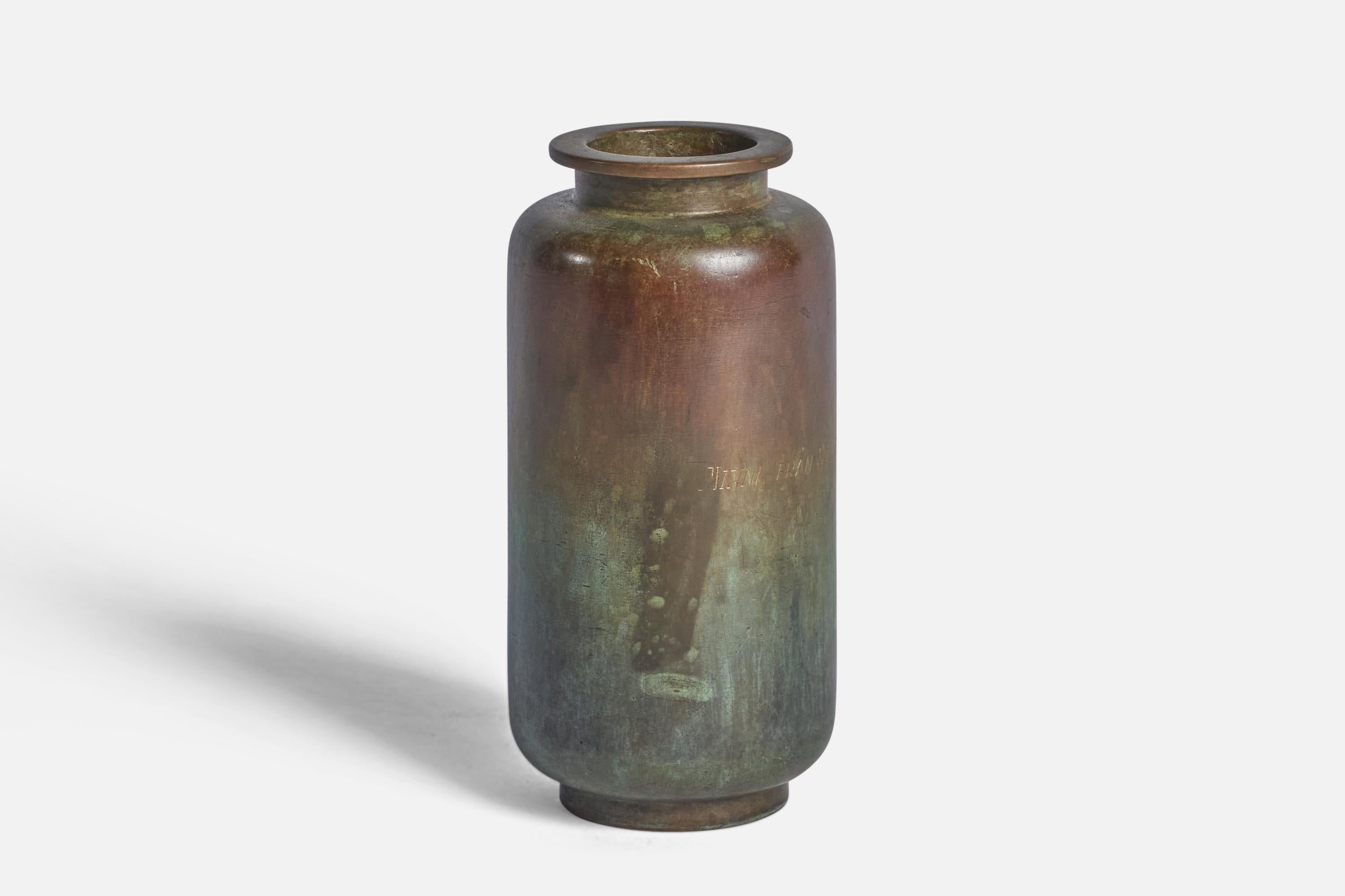 Vase en bronze conçu et produit par GAB Guldsmedsaktiebolaget, Suède, années 1930.