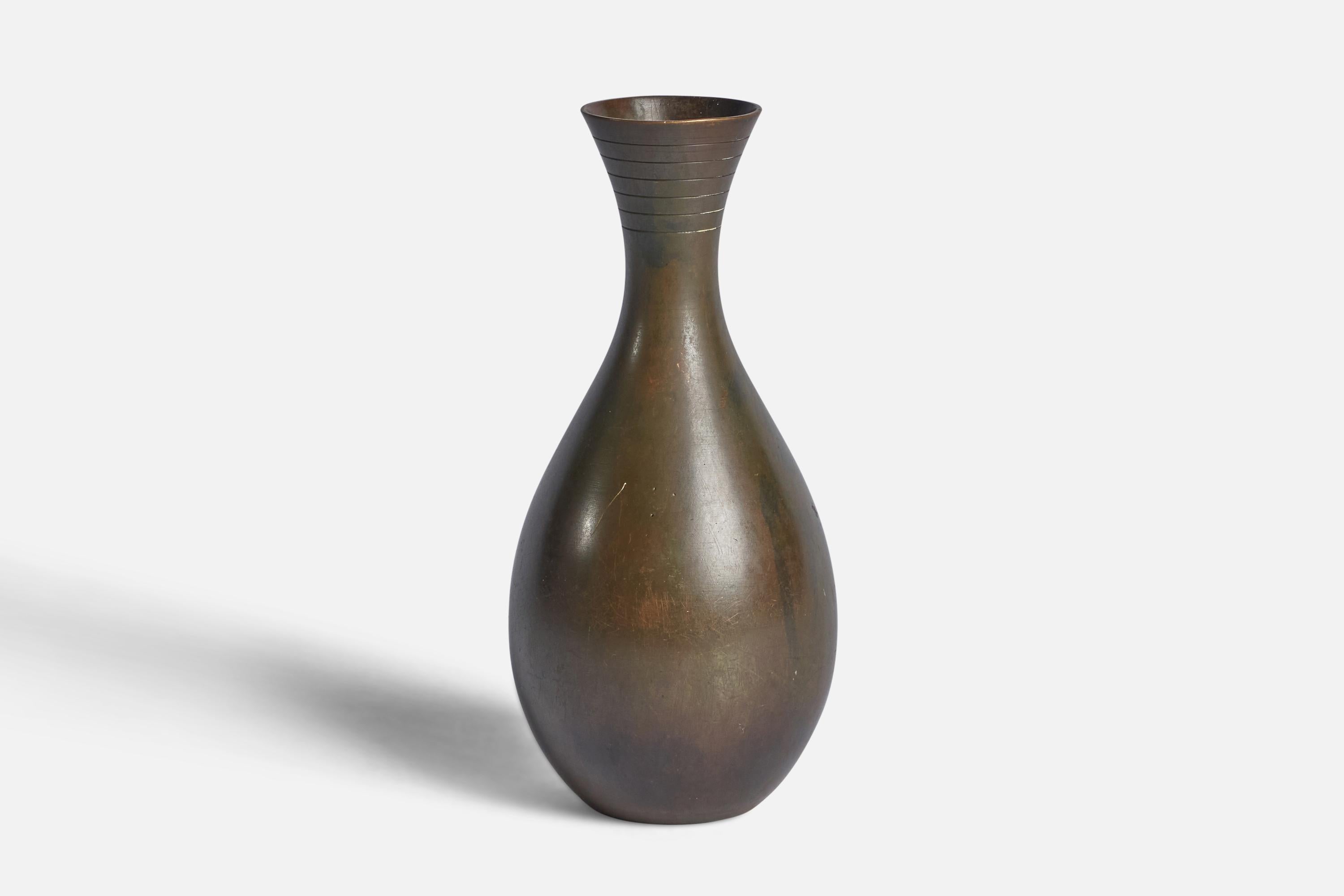 Vase en bronze conçu et produit par GAB Guldsmedsaktiebolaget, Suède, années 1930.