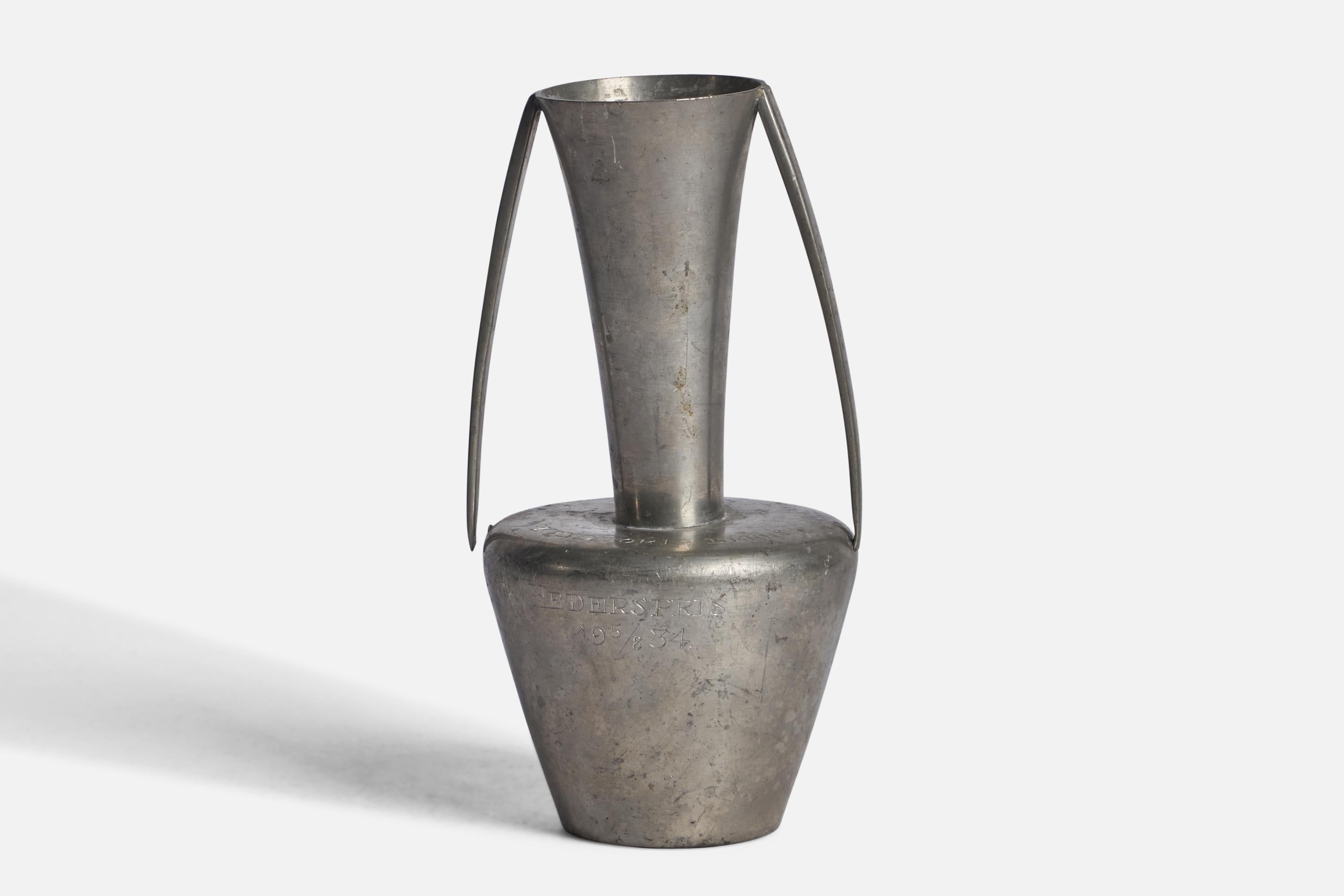 Vase en étain conçu et produit par GAB Guldsmedsaktiebolaget, Suède, 1934.