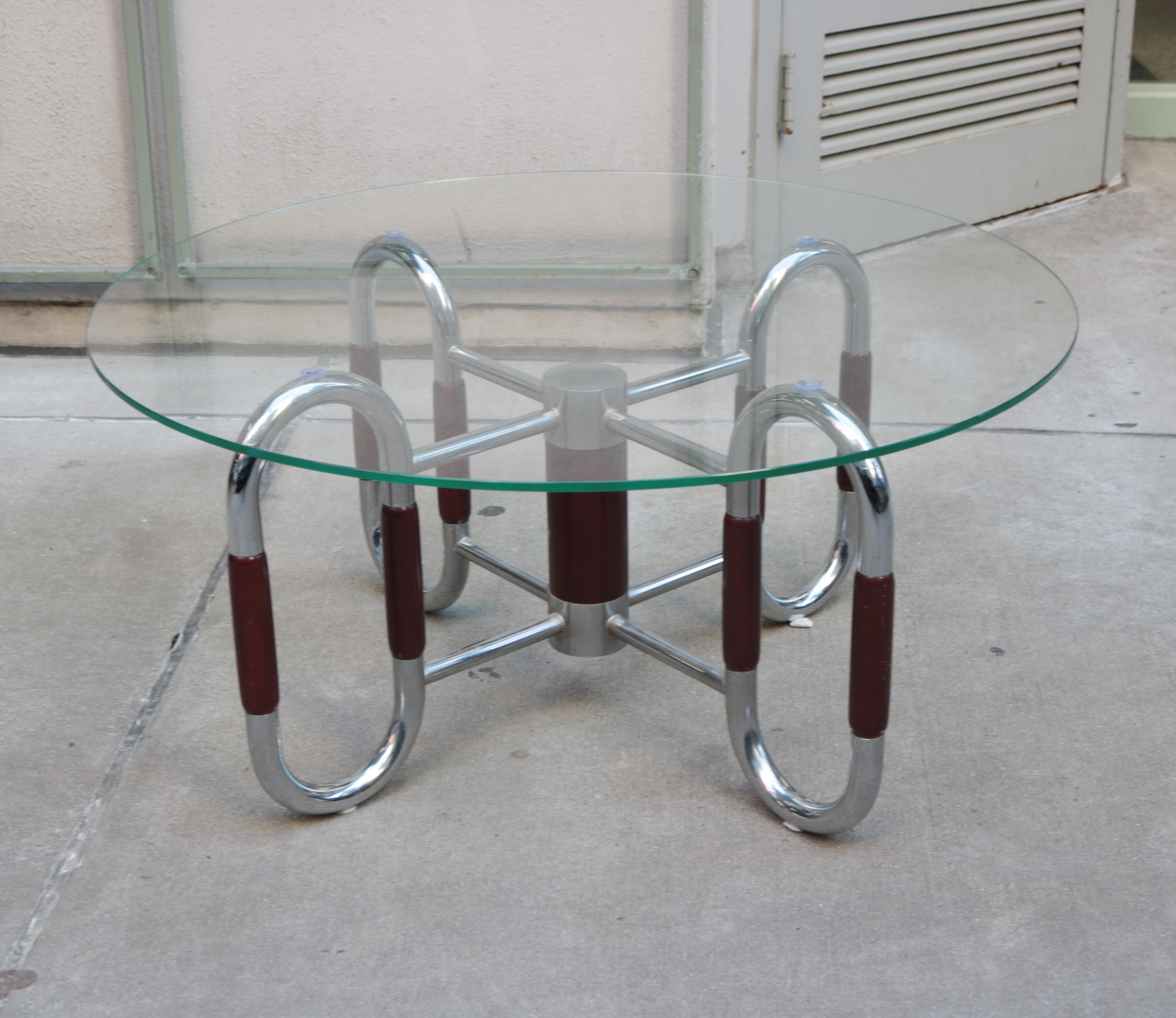 Gabatti e Isola round cocktail table. 
Chrome plated steel, mahogany and glass top.