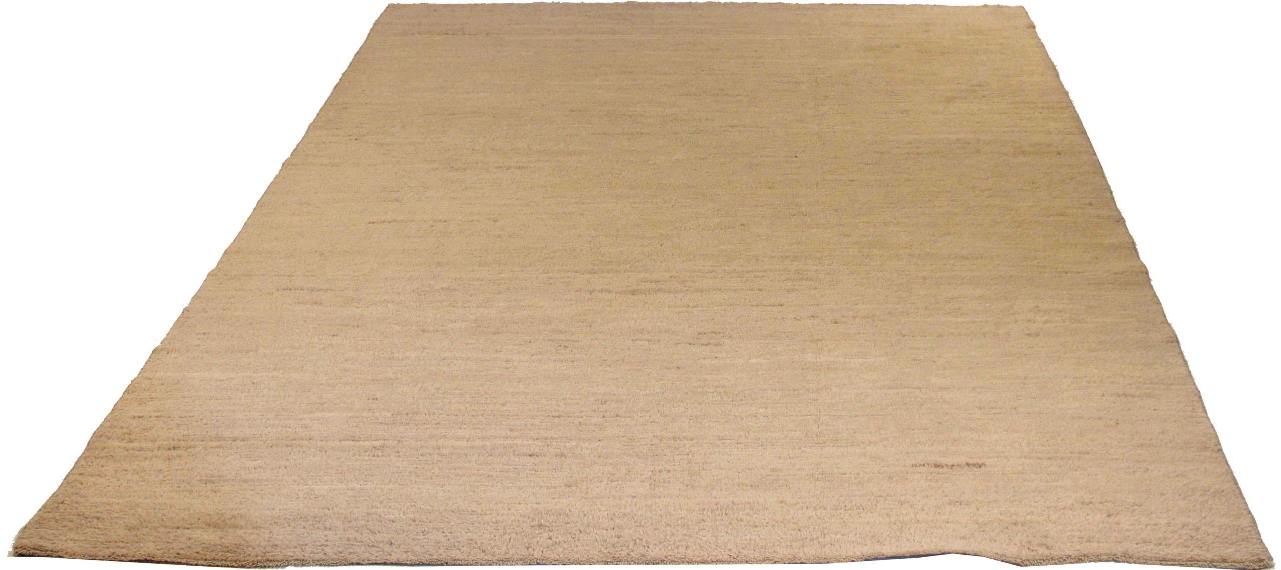 Scopri l'eleganza di questo Gabbeh unico nel suo genere, realizzato in modo artigianale nel 1990 circa. Progettato con una meticolosa attenzione ai dettagli, questo design esclusivo è perfetto per valorizzare il tuo spazio.