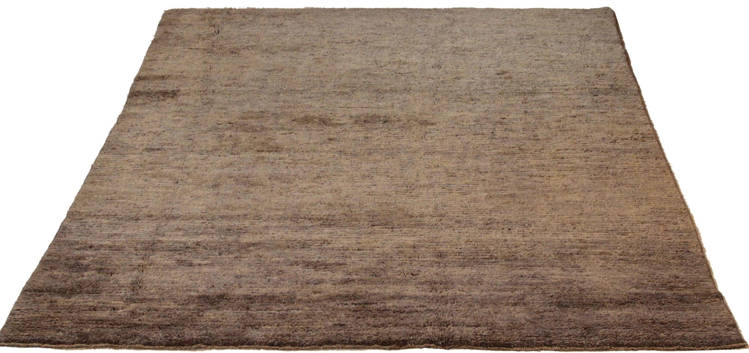 Scopri l'eleganza di questo Gabbeh unico nel suo genere, realizzato in modo artigianale nel 1990 circa. Progettato con una meticolosa attenzione ai dettagli, questo design esclusivo è perfetto per valorizzare il tuo spazio.