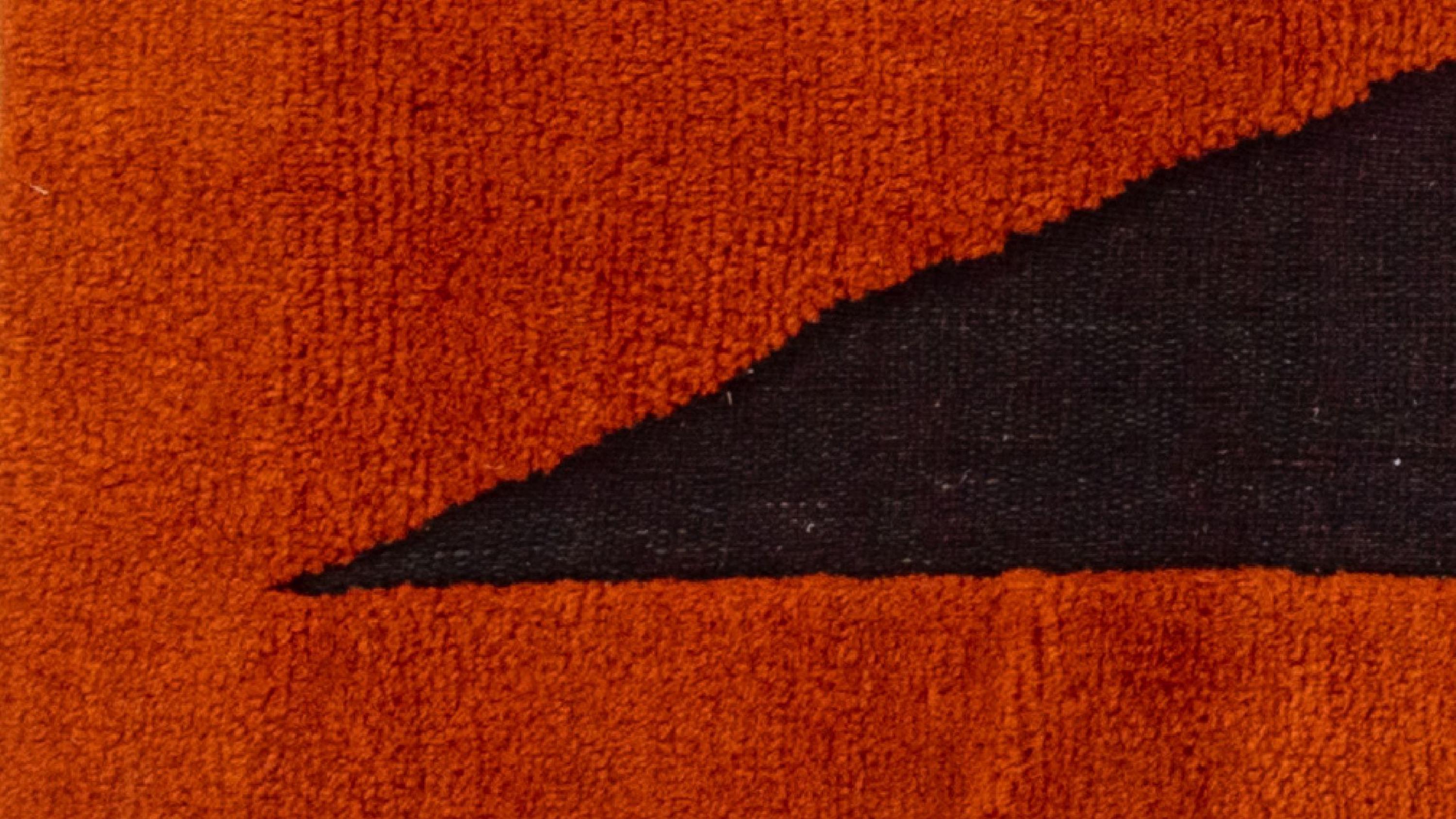 Gabbeh Gewebter Teppich mit Spitzen von Taher Asad Bakhtiari
Abmessungen: B 160 x L 210 cm
MATERIALIEN: Wolle, Spitze

Taher Asad-Bakhtiari (B.1982, Teheran) ist ein autodidaktischer Künstler, dessen Praxis sich auf Objekte, Textilien und