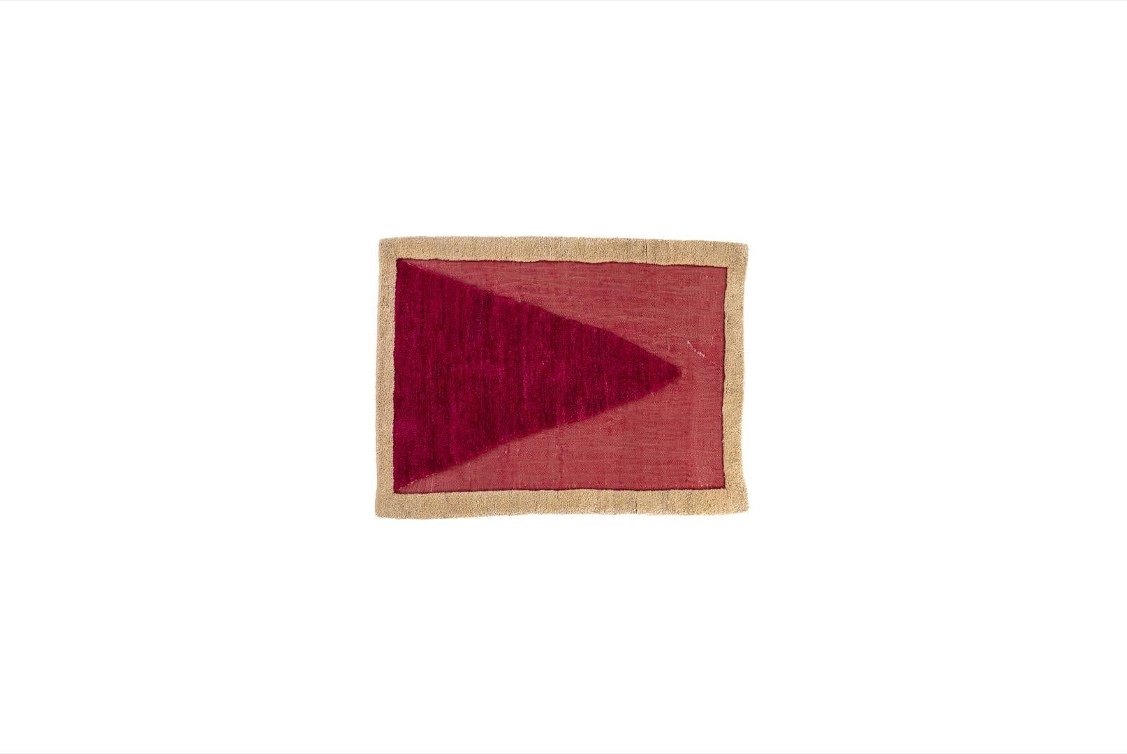 Gabbeh Gewebter Teppich mit Spitzen von Taher Asad Bakhtiari
Abmessungen: B 200 x L 250 cm
MATERIALIEN: Wolle, Spitze

Taher Asad-Bakhtiari (B.1982, Teheran) ist ein autodidaktischer Künstler, dessen Praxis sich auf Objekte, Textilien und